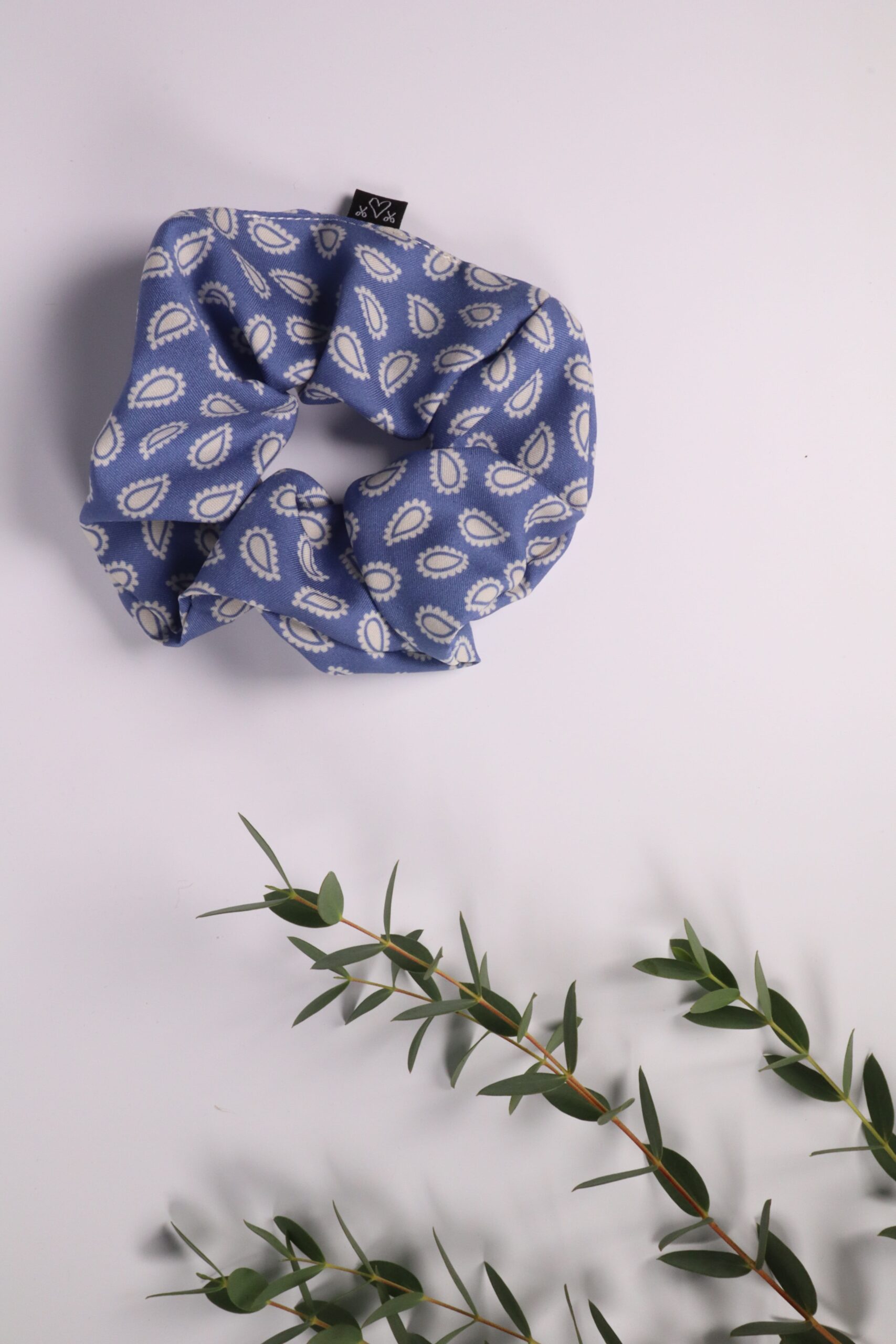 Scrunchie, Zopfgummi, Haargummi, Haarband, Accessoires, Haare, Haaraccessoires, Trend, Haartrend, Zopf, Pferdeschwanz, Frisur, blau, weiß, floral, filigran, paisley, paisly, paislie