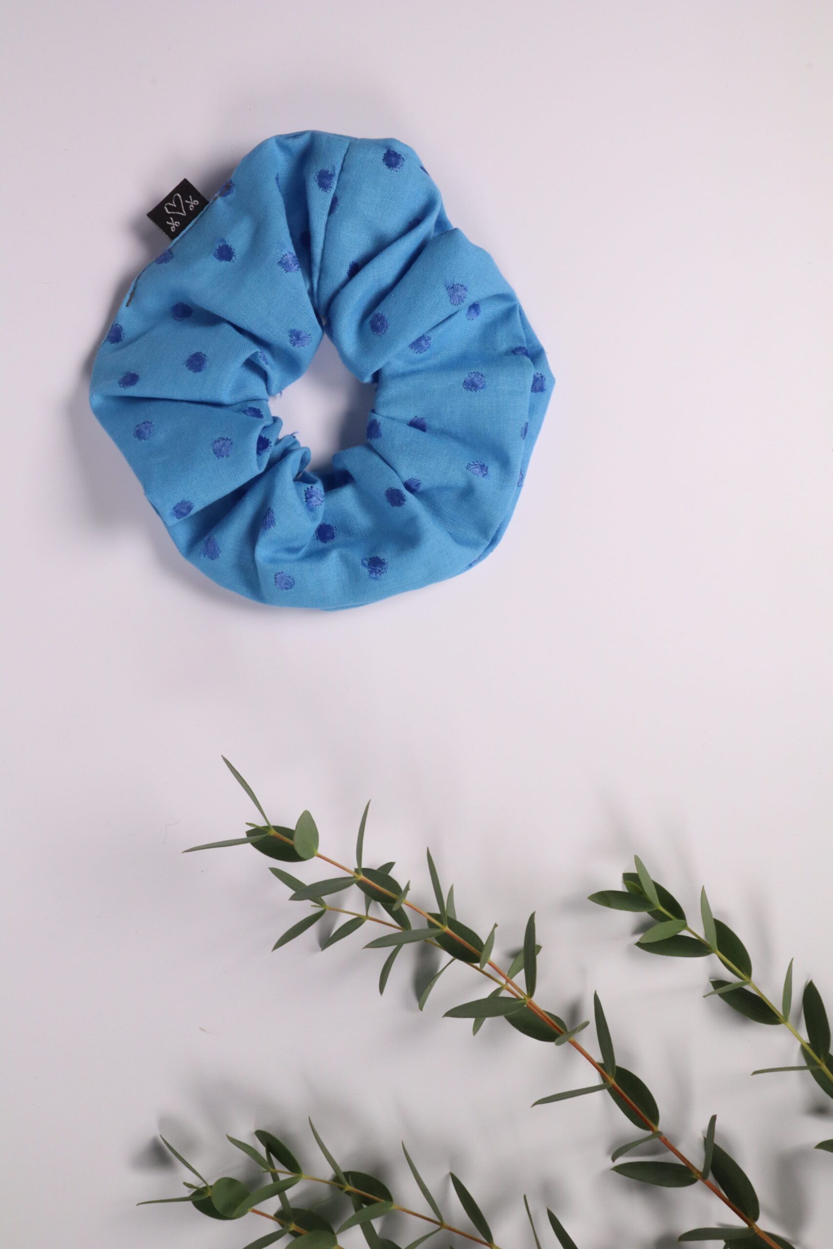 Scrunchie, Zopfgummi, Haargummi, Haarband, Accessoires, Haare, Haaraccessoires, Trend, Haartrend, Zopf, Pferdeschwanz, Frisur, blau, mittelblau, punkte