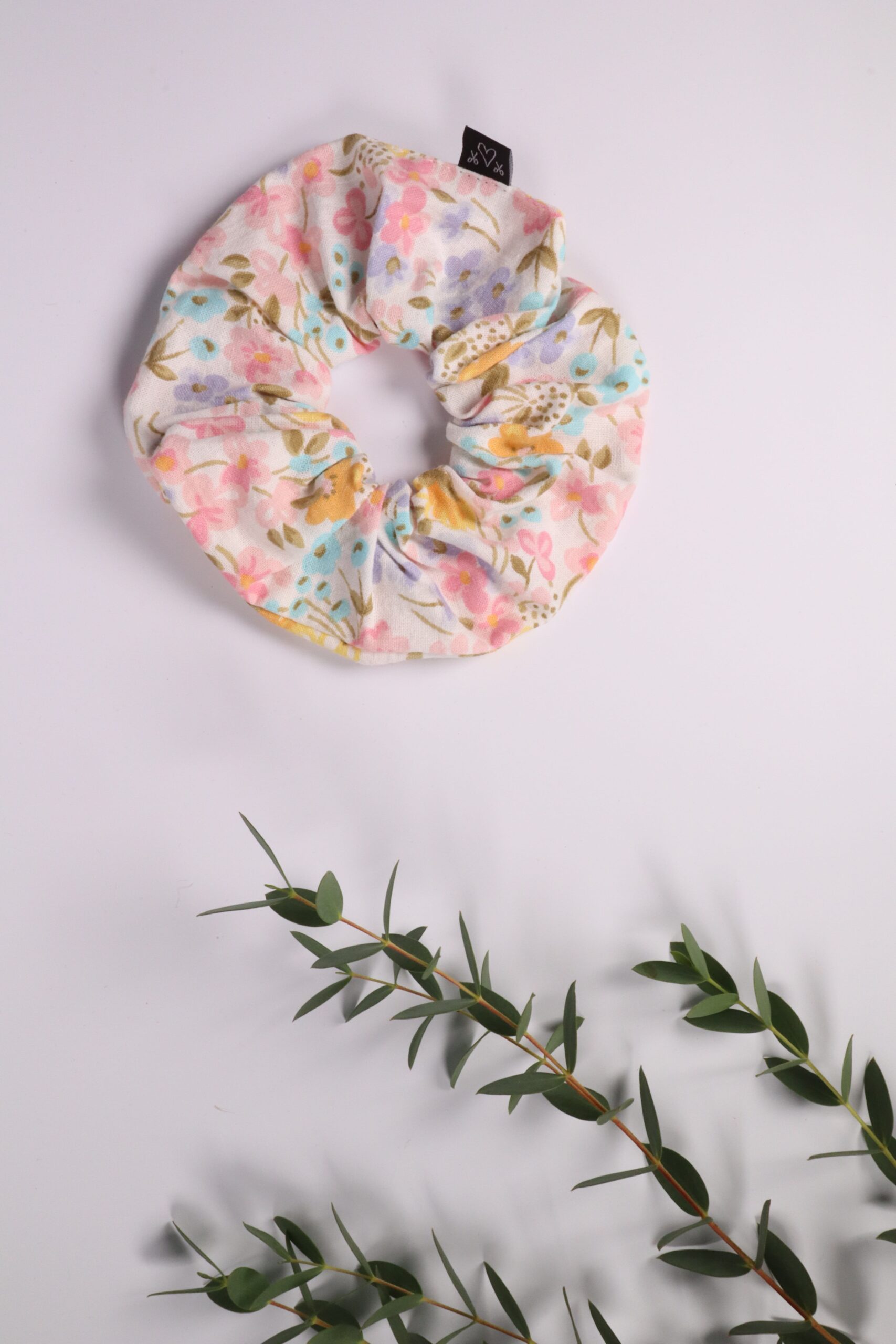 Scrunchie, Zopfgummi, Haargummi, Haarband, Accessoires, Haare, Haaraccessoires, Trend, Haartrend, Zopf, Pferdeschwanz, Frisur, blau, weiß, floral, filigran, türkis, lila, rosa, gelb, bunt, blume, blüte, blatt
