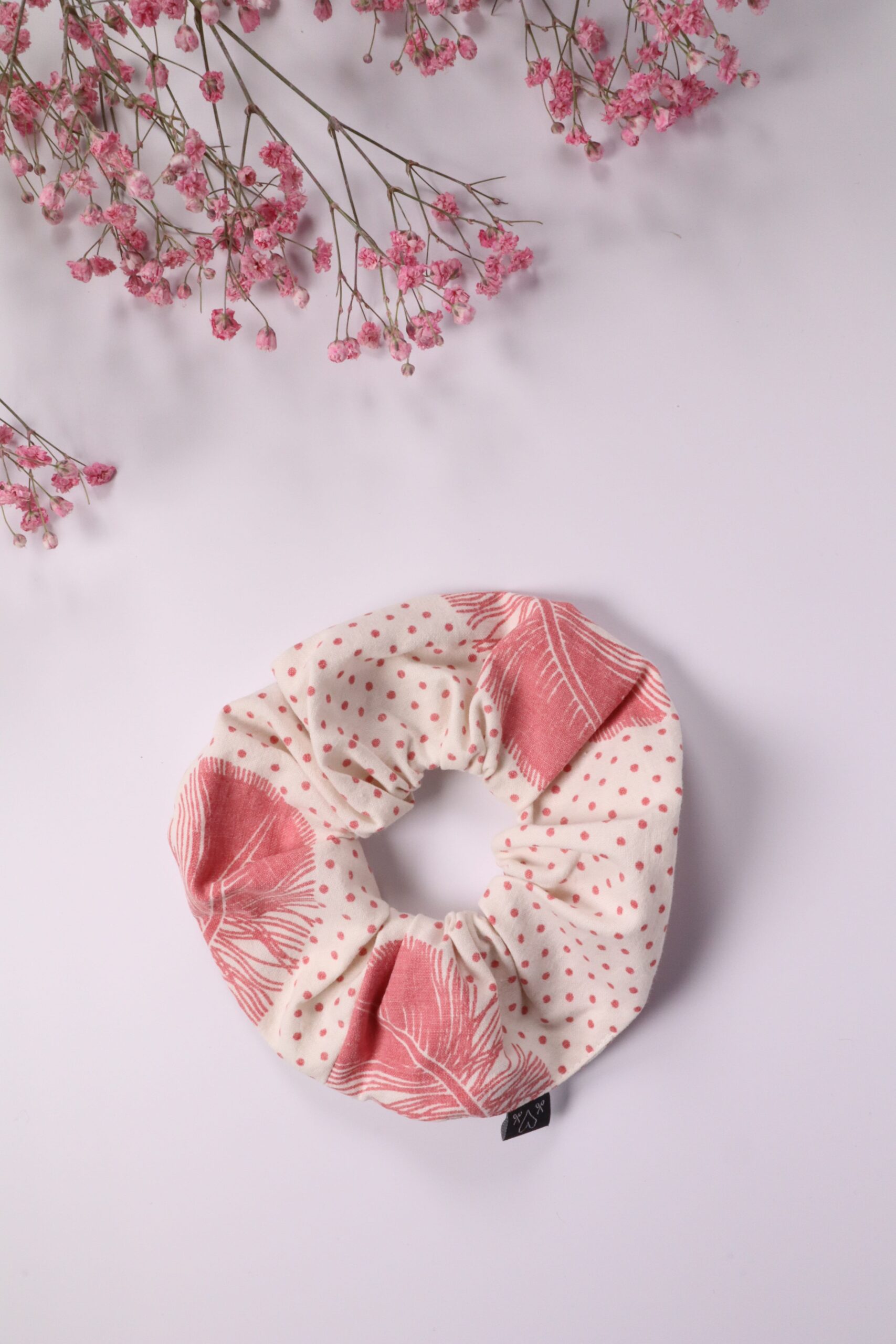 Scrunchie, Zopfgummi, Haargummi, Haarband, Accessoires, Haare, Haaraccessoires, Trend, Haartrend, Zopf, Pferdeschwanz, Frisur, rot, rosa, pfirsich, punkte, punkt, feder, natur, nude
