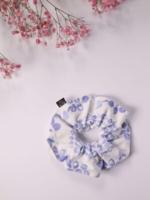 Scrunchie, Zopfgummi, Haargummi, Haarband, Accessoires, Haare, Haaraccessoires, Trend, Haartrend, Zopf, Pferdeschwanz, Frisur, weiß, blau, batik, punkte