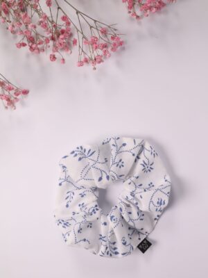 Scrunchie, Zopfgummi, Haargummi, Haarband, Accessoires, Haare, Haaraccessoires, Trend, Haartrend, Zopf, Pferdeschwanz, Frisur, blau, weiß, floral, filigran, blume, blüte, zweig, blatt