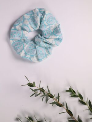 Scrunchie, Zopfgummi, Haargummi, Haarband, Accessoires, Haare, Haaraccessoires, Trend, Haartrend, Zopf, Pferdeschwanz, Frisur, blau, weiß, floral, filigran, blume, türkis, punkt