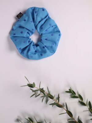 Scrunchie, Zopfgummi, Haargummi, Haarband, Accessoires, Haare, Haaraccessoires, Trend, Haartrend, Zopf, Pferdeschwanz, Frisur, blau, mittelblau, punkte