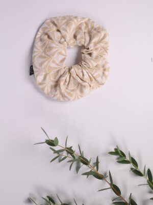 Scrunchie, Zopfgummi, Haargummi, Haarband, Accessoires, Haare, Haaraccessoires, Trend, Haartrend, Zopf, Pferdeschwanz, Frisur, weiß, grafisch, beige, muscheln, sand