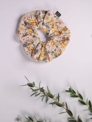 Scrunchie, Zopfgummi, Haargummi, Haarband, Accessoires, Haare, Haaraccessoires, Trend, Haartrend, Zopf, Pferdeschwanz, Frisur, rosa, gelb, beige, grau, blume, blüte, rose