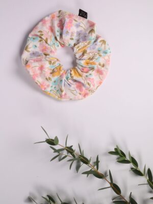 Scrunchie, Zopfgummi, Haargummi, Haarband, Accessoires, Haare, Haaraccessoires, Trend, Haartrend, Zopf, Pferdeschwanz, Frisur, blau, weiß, floral, filigran, türkis, lila, rosa, gelb, bunt, blume, blüte, blatt