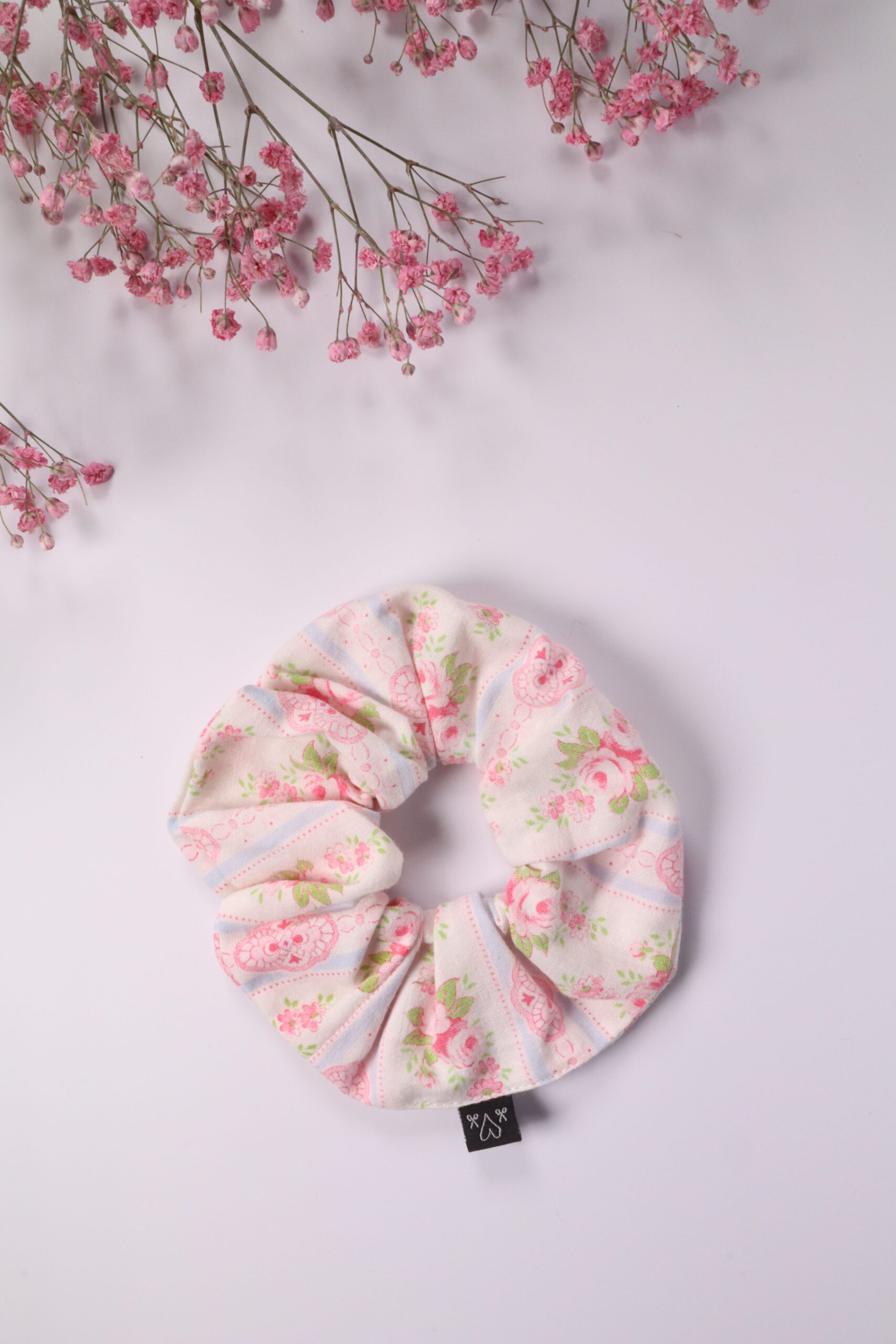 Scrunchie, Zopfgummi, Haargummi, Haarband, Accessoires, Haare, Haaraccessoires, Trend, Haartrend, Zopf, Pferdeschwanz, Frisur, rosa, weiß, streifen, gestreift, punkte, rose, blau, röschen, blatt