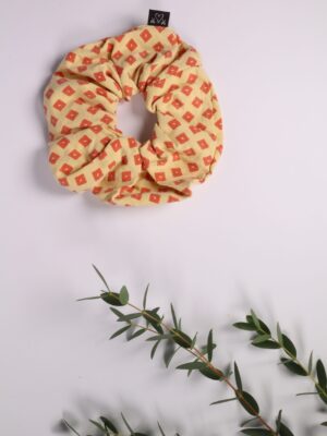 Scrunchie, Zopfgummi, Haargummi, Haarband, Accessoires, Haare, Haaraccessoires, Trend, Haartrend, Zopf, Pferdeschwanz, Frisur, gelb, orange, raute, rot