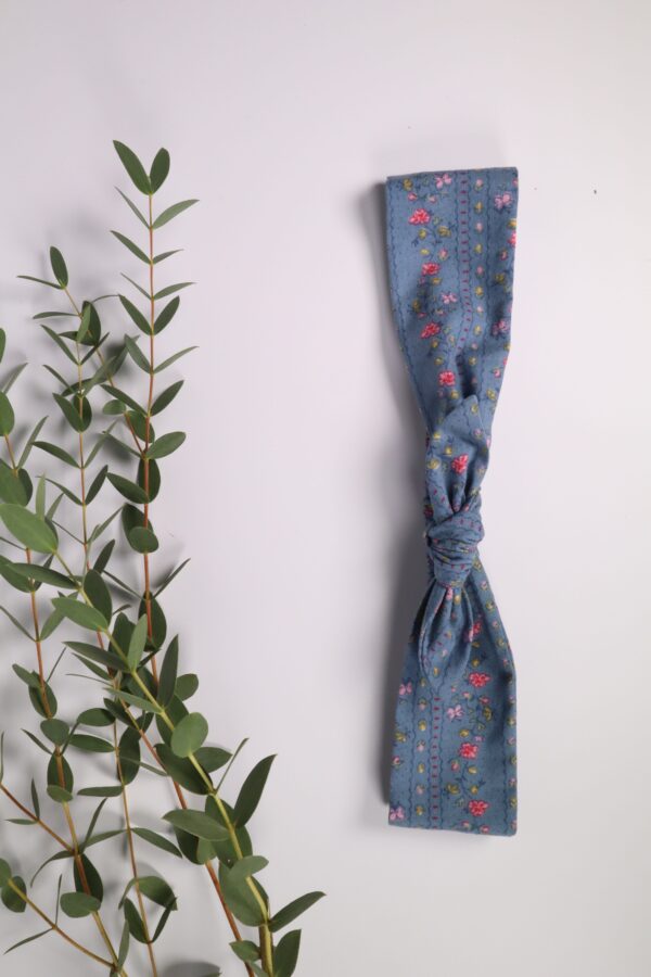 Haarband, Stirnband, schmal, Haare, Haaraccessoires, Accessoires, Frisur, Turban, Masche, Mascherl, Knoten, Knopf, Schleife, Trend, modern, blau, dirndl, tracht, blume, blüte, filigran