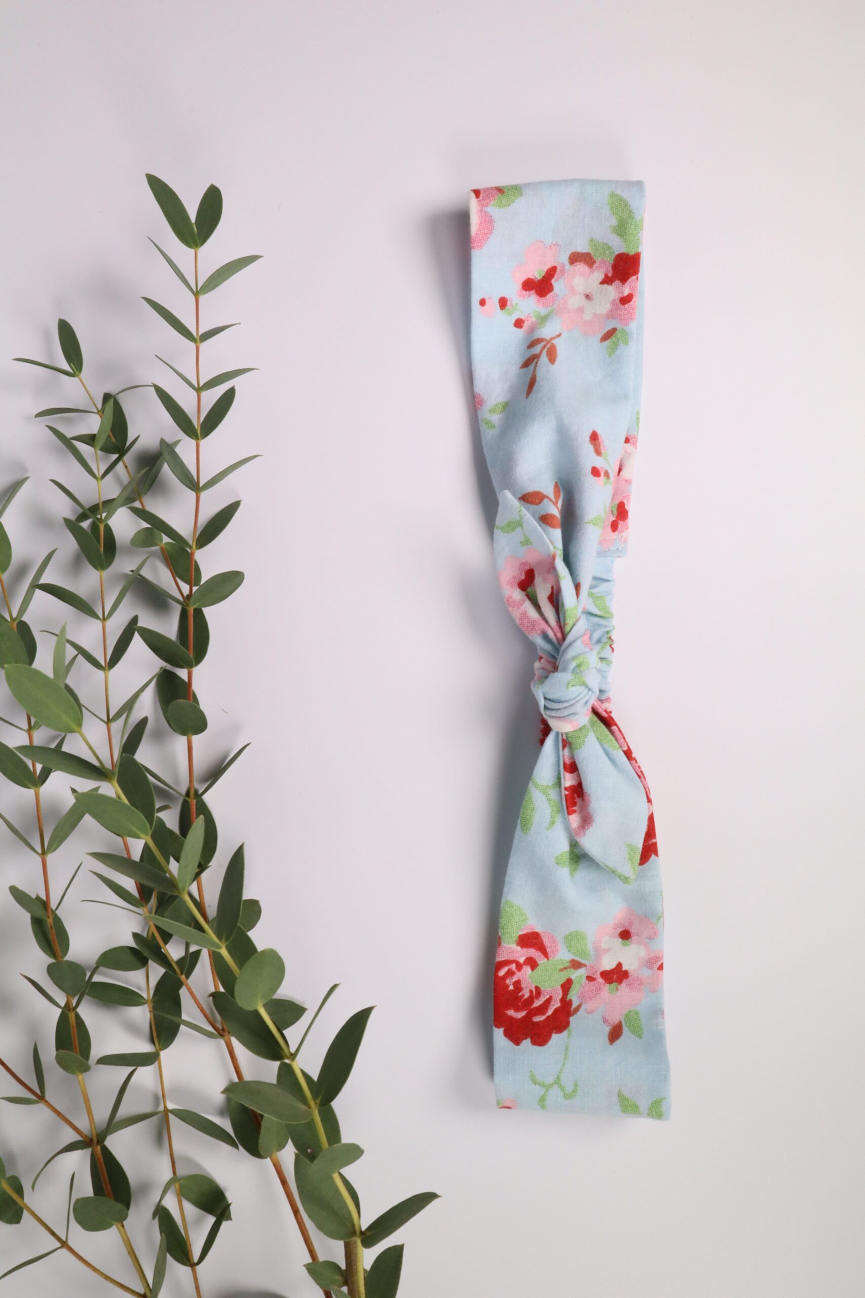 Haarband, Stirnband, schmal, Haare, Haaraccessoires, Accessoires, Frisur, Turban, Masche, Mascherl, Knoten, Knopf, Schleife, Trend, modern, blau, dirndl, tracht, blume, rosa, hellblau, rot,
