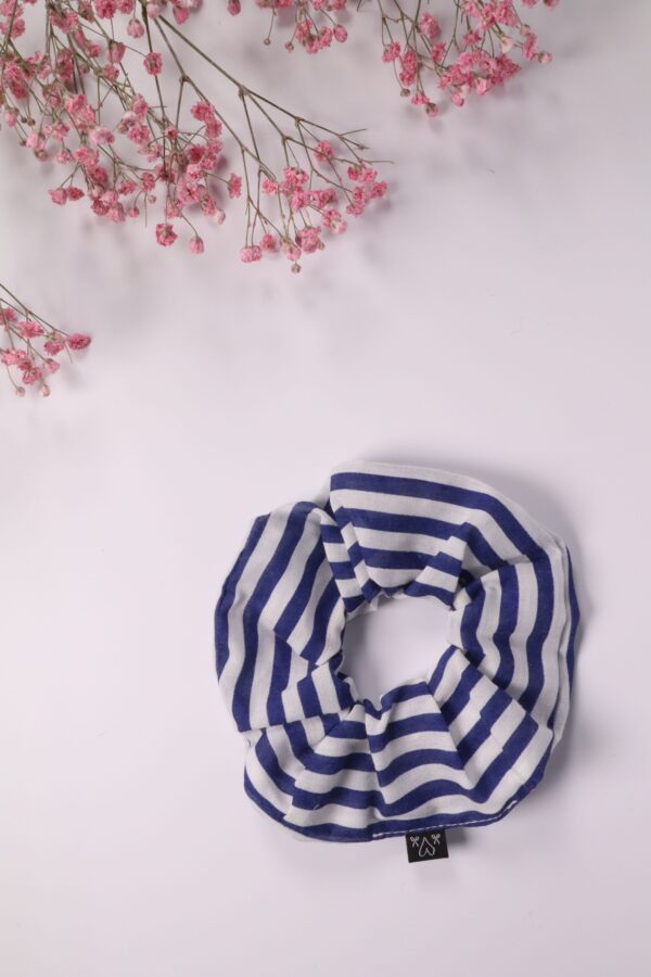 Scrunchie, Zopfgummi, Haargummi, Haarband, Accessoires, Haare, Haaraccessoires, Trend, Haartrend, Zopf, Pferdeschwanz, Frisur, blau, weiß, streifen, gestreift,