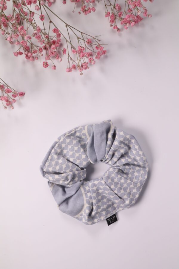 Scrunchie, Zopfgummi, Haargummi, Haarband, Accessoires, Haare, Haaraccessoires, Trend, Haartrend, Zopf, Pferdeschwanz, Frisur, blau, grau, weiß, herz, liebe, verliebt, love