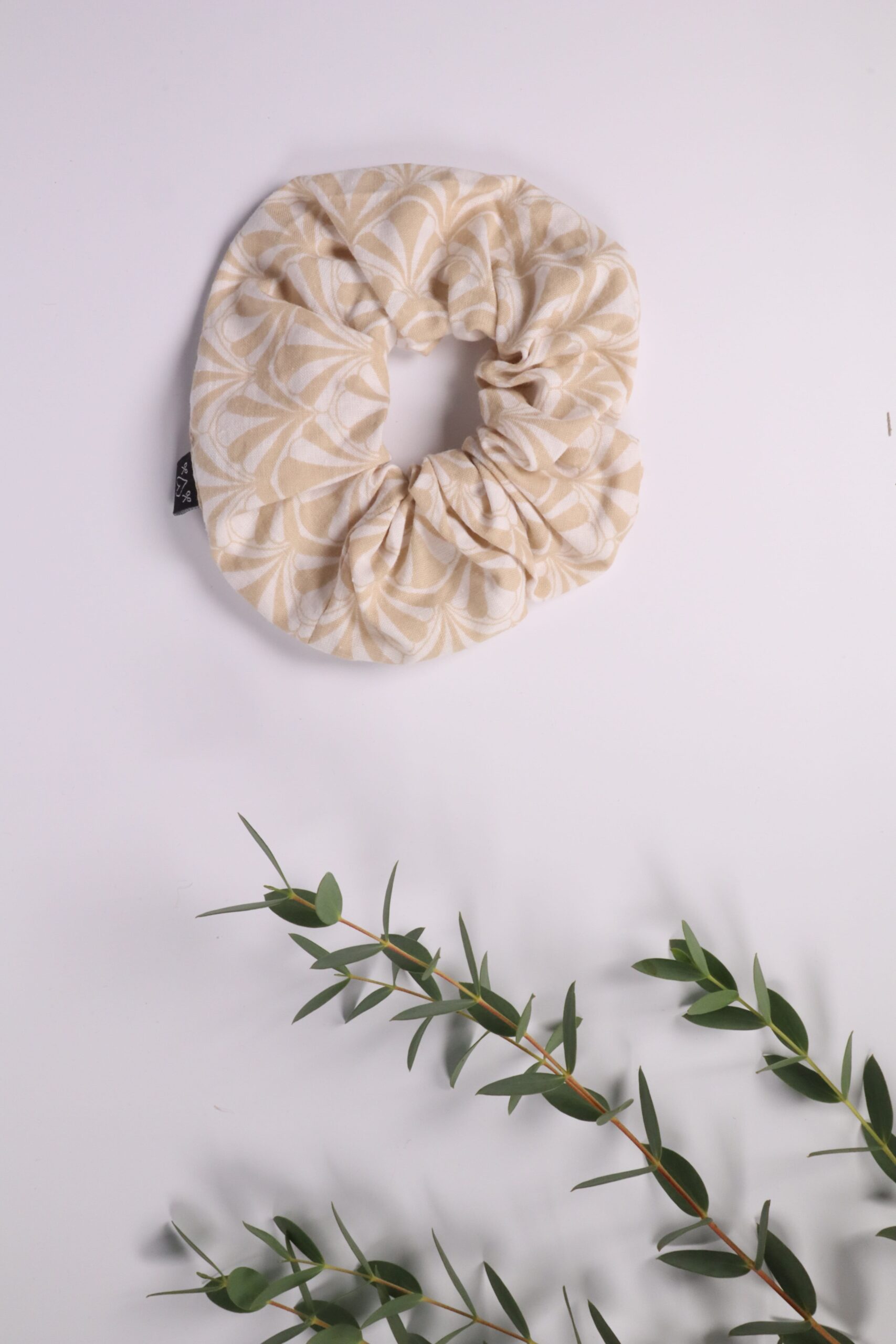 Scrunchie, Zopfgummi, Haargummi, Haarband, Accessoires, Haare, Haaraccessoires, Trend, Haartrend, Zopf, Pferdeschwanz, Frisur, weiß, grafisch, beige, muscheln, sand