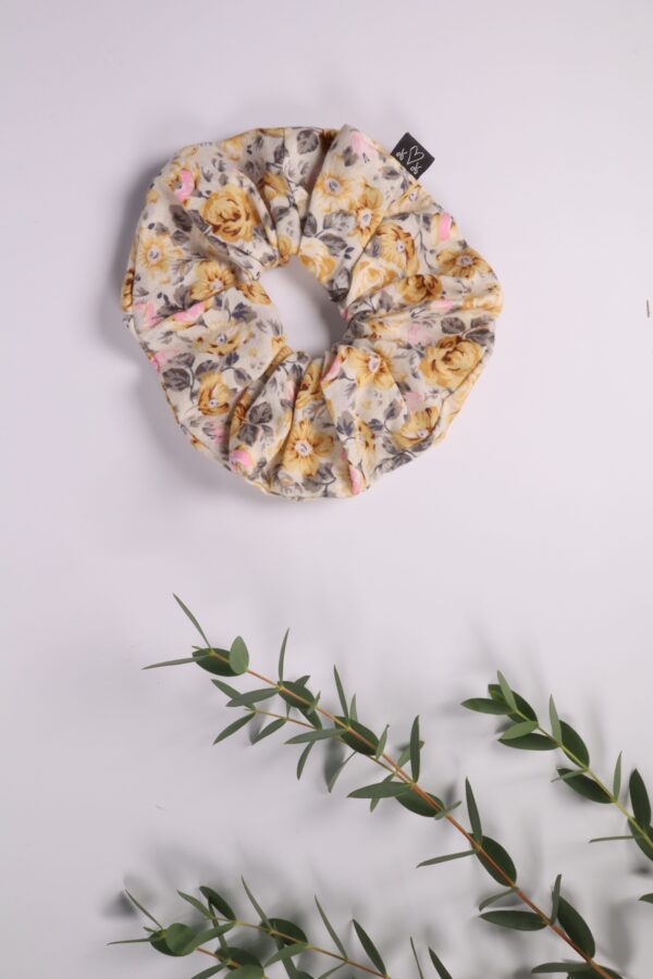 Scrunchie, Zopfgummi, Haargummi, Haarband, Accessoires, Haare, Haaraccessoires, Trend, Haartrend, Zopf, Pferdeschwanz, Frisur, rosa, gelb, beige, grau, blume, blüte, rose