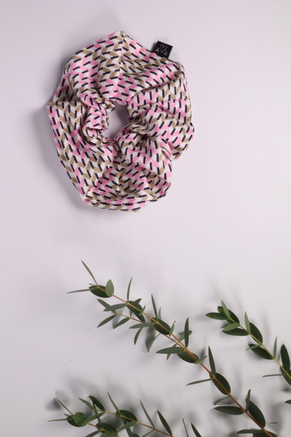 Scrunchie, Zopfgummi, Haargummi, Haarband, Accessoires, Haare, Haaraccessoires, Trend, Haartrend, Zopf, Pferdeschwanz, Frisur, rosa, schwarz, beige, streifen, muster, gemustert, musterung,