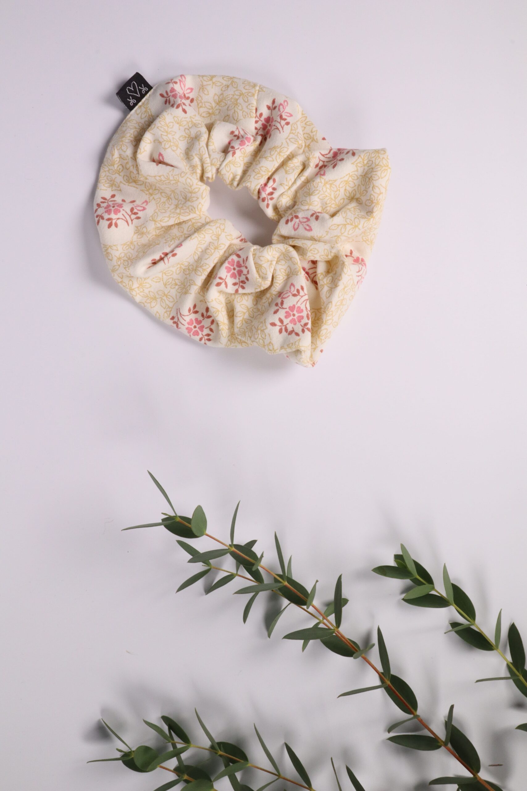 Scrunchie, Zopfgummi, Haargummi, Haarband, Accessoires, Haare, Haaraccessoires, Trend, Haartrend, Zopf, Pferdeschwanz, Frisur, rosa, gelb, beige, weiß, zart, blatt, blume, blüte, filigran