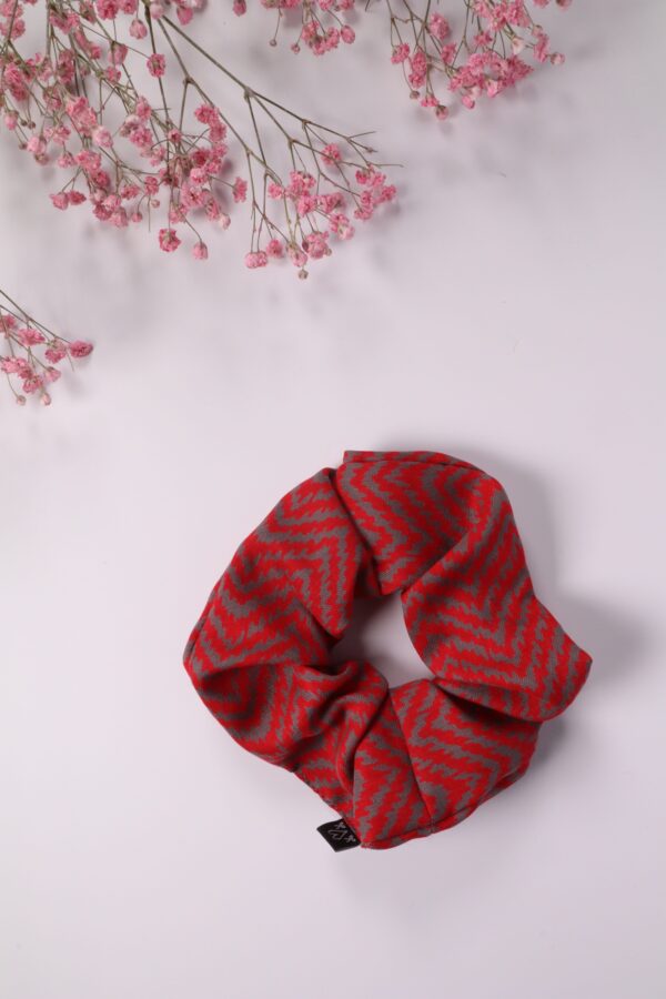 Scrunchie, Zopfgummi, Haargummi, Haarband, Accessoires, Haare, Haaraccessoires, Trend, Haartrend, Zopf, Pferdeschwanz, Frisur, rot, grau, streifen, gestreift, zickzack