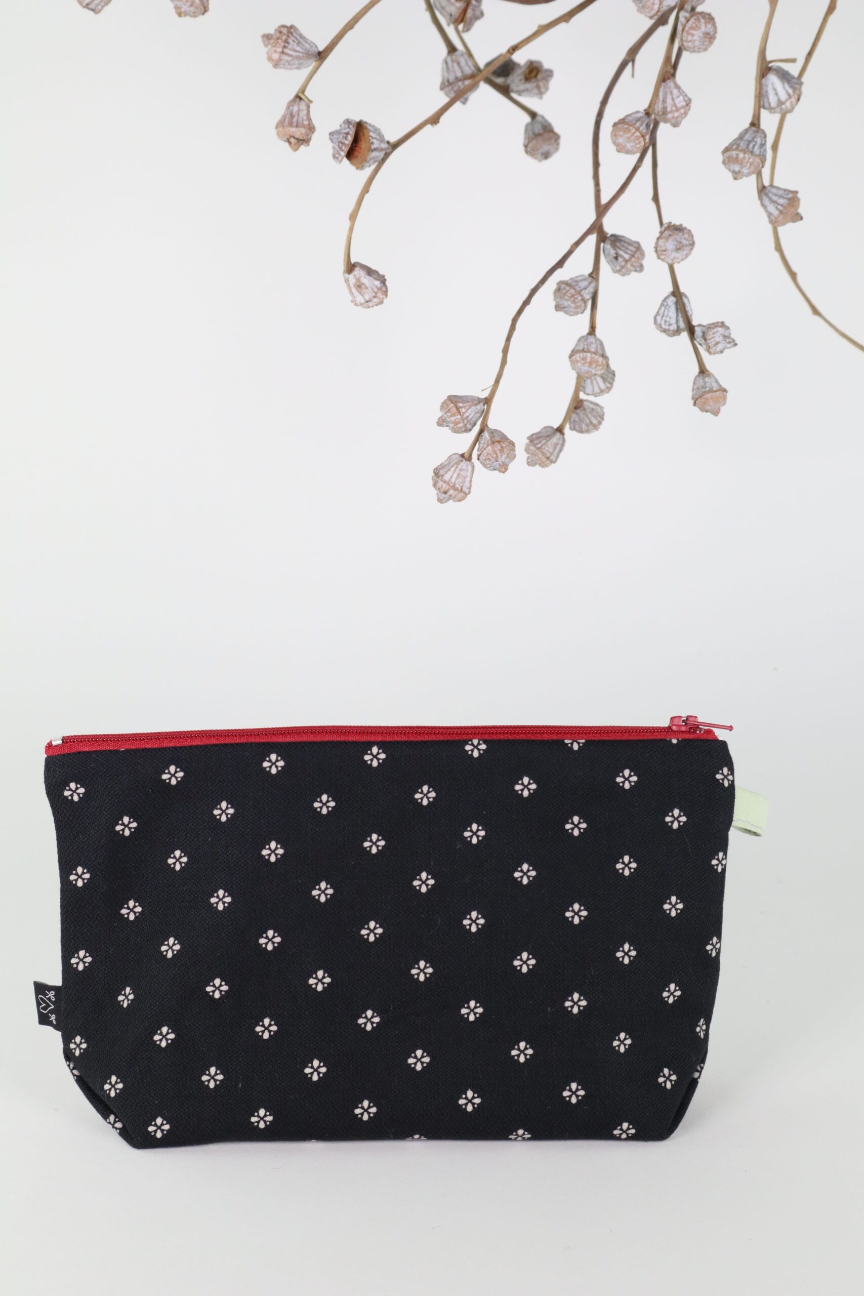 Kosmetiktasche, tasche, kosmetik, schminke, schminkzeug, utensilo, utensilio, täschchen, Kosmetiktasche, Stiftetasche, täschchen, upcycling, upgecycelt, stoff, textil, bunt, abwischbar, wachs, beschichtet, make-up, makeup, make up, beutel