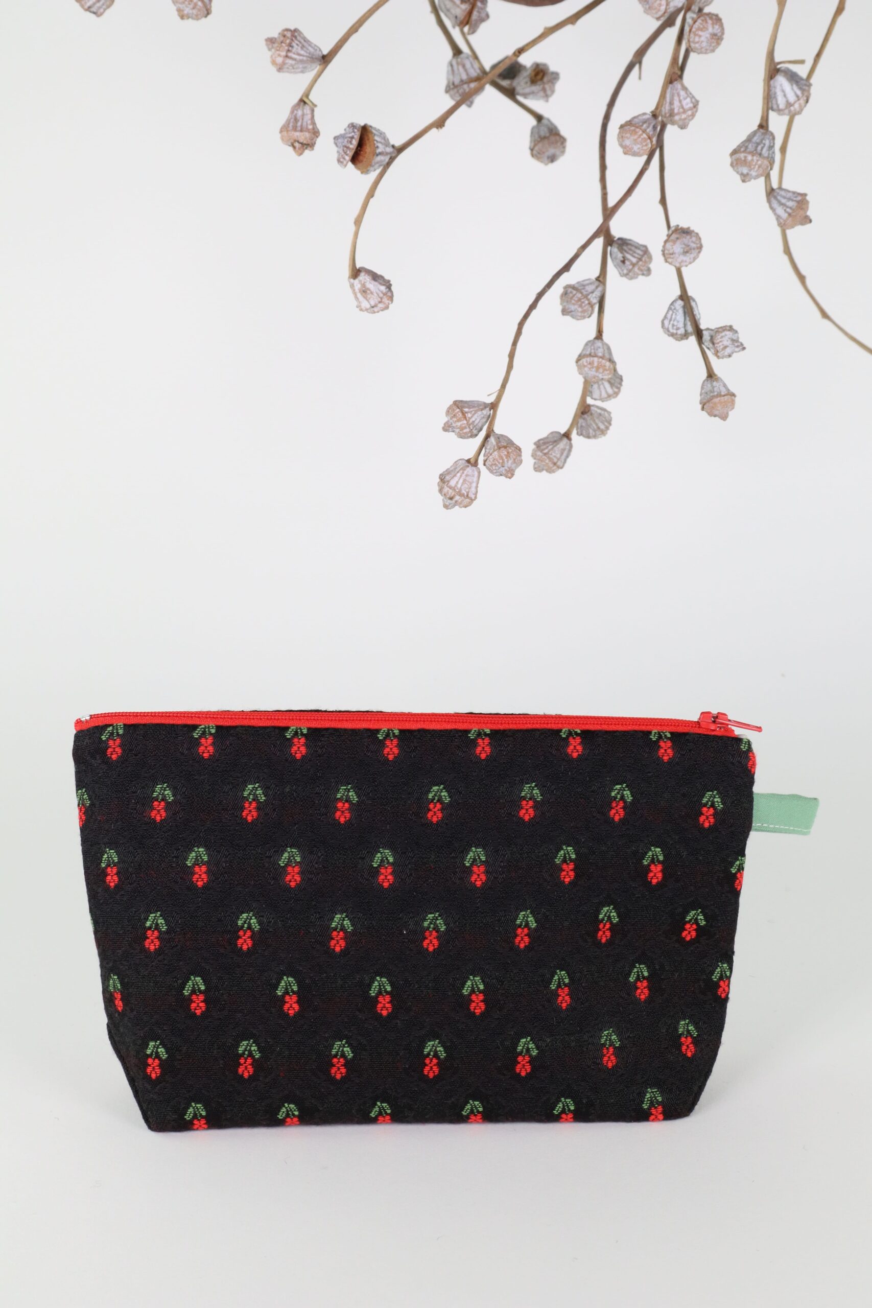 Kosmetiktasche, tasche, kosmetik, schminke, schminkzeug, utensilo, utensilio, täschchen, Kosmetiktasche, Stiftetasche, täschchen, upcycling, upgecycelt, stoff, textil, bunt, abwischbar, wachs, beschichtet, make-up, makeup, make up, beutel