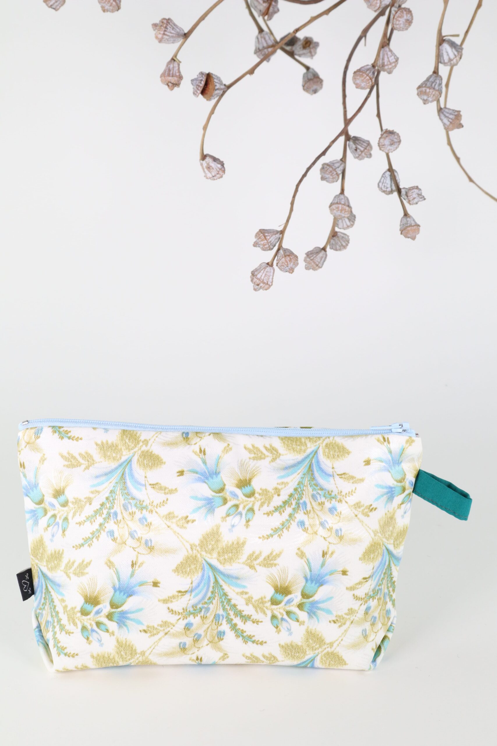 Kosmetiktasche, tasche, kosmetik, schminke, schminkzeug, utensilo, utensilio, täschchen, Kosmetiktasche, Stiftetasche, täschchen, upcycling, upgecycelt, stoff, textil, bunt, abwischbar, wachs, beschichtet, make-up, makeup, make up, beutel