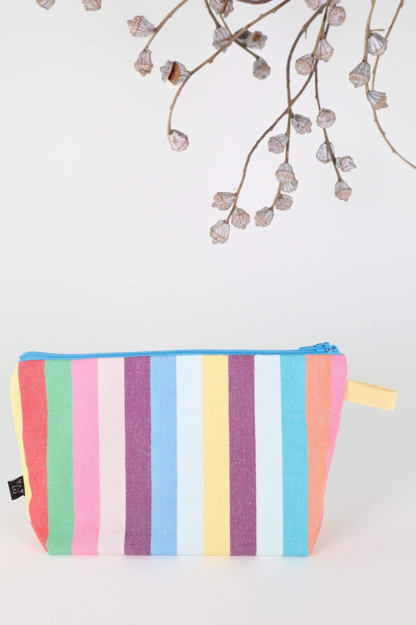 Kosmetiktasche, tasche, kosmetik, schminke, schminkzeug, utensilo, utensilio, täschchen, Kosmetiktasche, Stiftetasche, täschchen, upcycling, upgecycelt, stoff, textil, bunt, abwischbar, wachs, beschichtet, make-up, makeup, make up, beutel