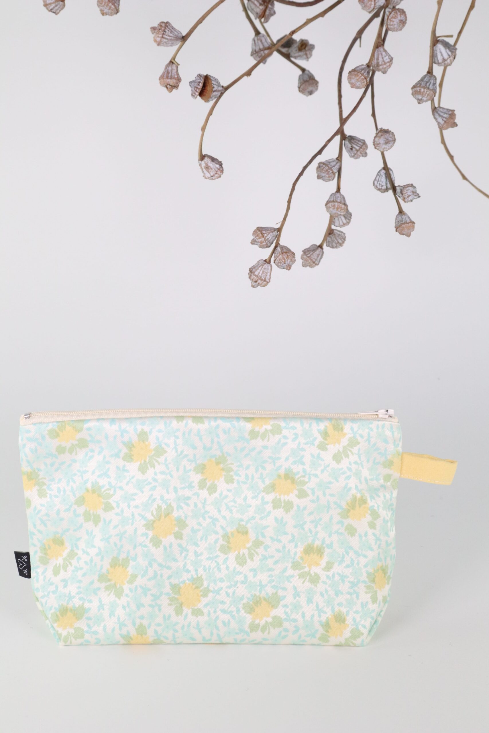 Kosmetiktasche, tasche, kosmetik, schminke, schminkzeug, utensilo, utensilio, täschchen, Kosmetiktasche, Stiftetasche, täschchen, upcycling, upgecycelt, stoff, textil, bunt, abwischbar, wachs, beschichtet, make-up, makeup, make up, beutel