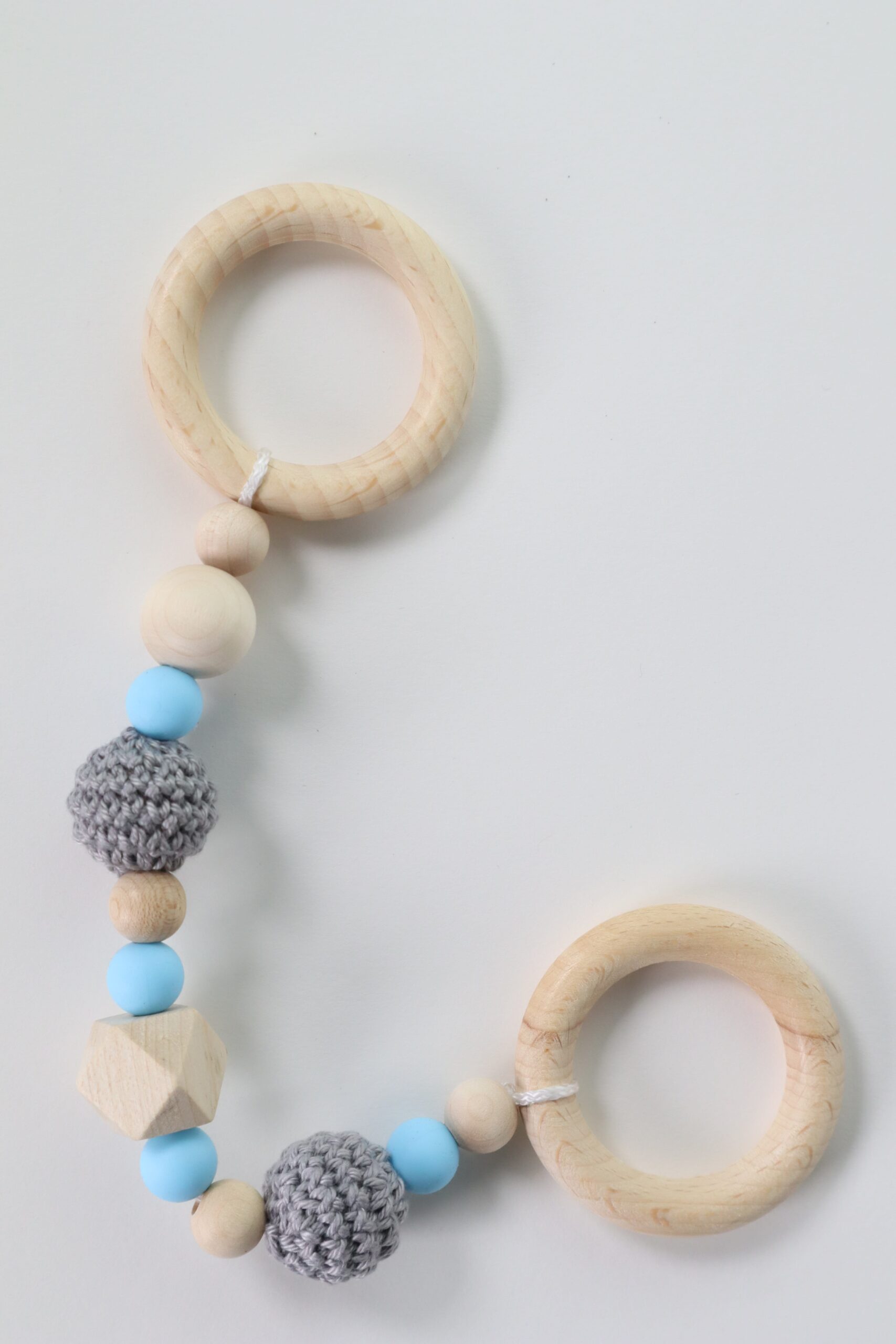 Baby, Ausstattung, babyausstattung, babygeschenk, geschenk. baby shoer, beißring, greidling, zahnen, zahnungshilfe, spielzeug, holz, natur, spiel, spiele, spielen, Spielebogen, greifring, greifen, sehen, tasten