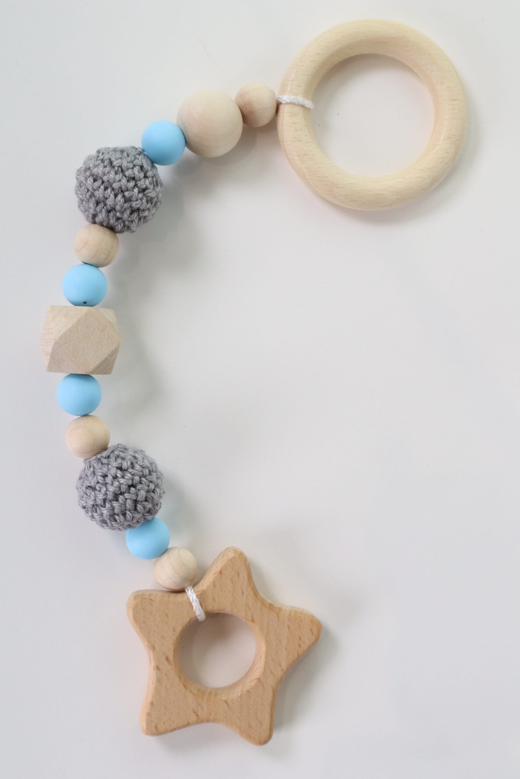 Baby, Ausstattung, babyausstattung, babygeschenk, geschenk. baby shoer, beißring, greidling, zahnen, zahnungshilfe, spielzeug, holz, natur, spiel, spiele, spielen, Spielebogen, greifring, greifen, sehen, tasten