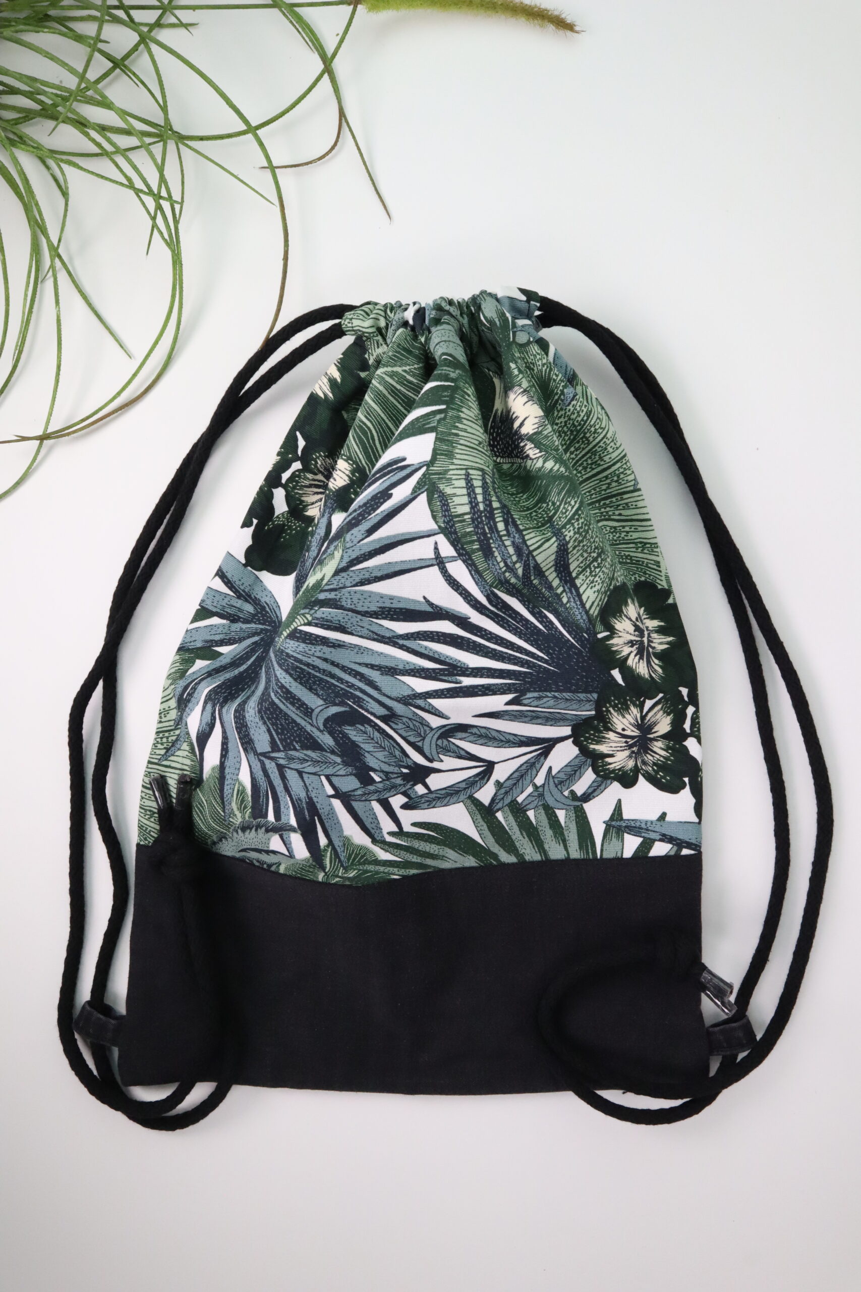 Beutel, Tasche, Beutelrucksack, Rucksackbeutel, Stoffbeutel, Turnbeutel, Turnsack, Turnsackerl, bequem, stoff, textil, upcycling, stofftasche, einkaufstasche, modisch, modern, mode, trend, blätter, farn, pflanze, flora, fauna, palmblatt, palmblätter, bananenblatt,