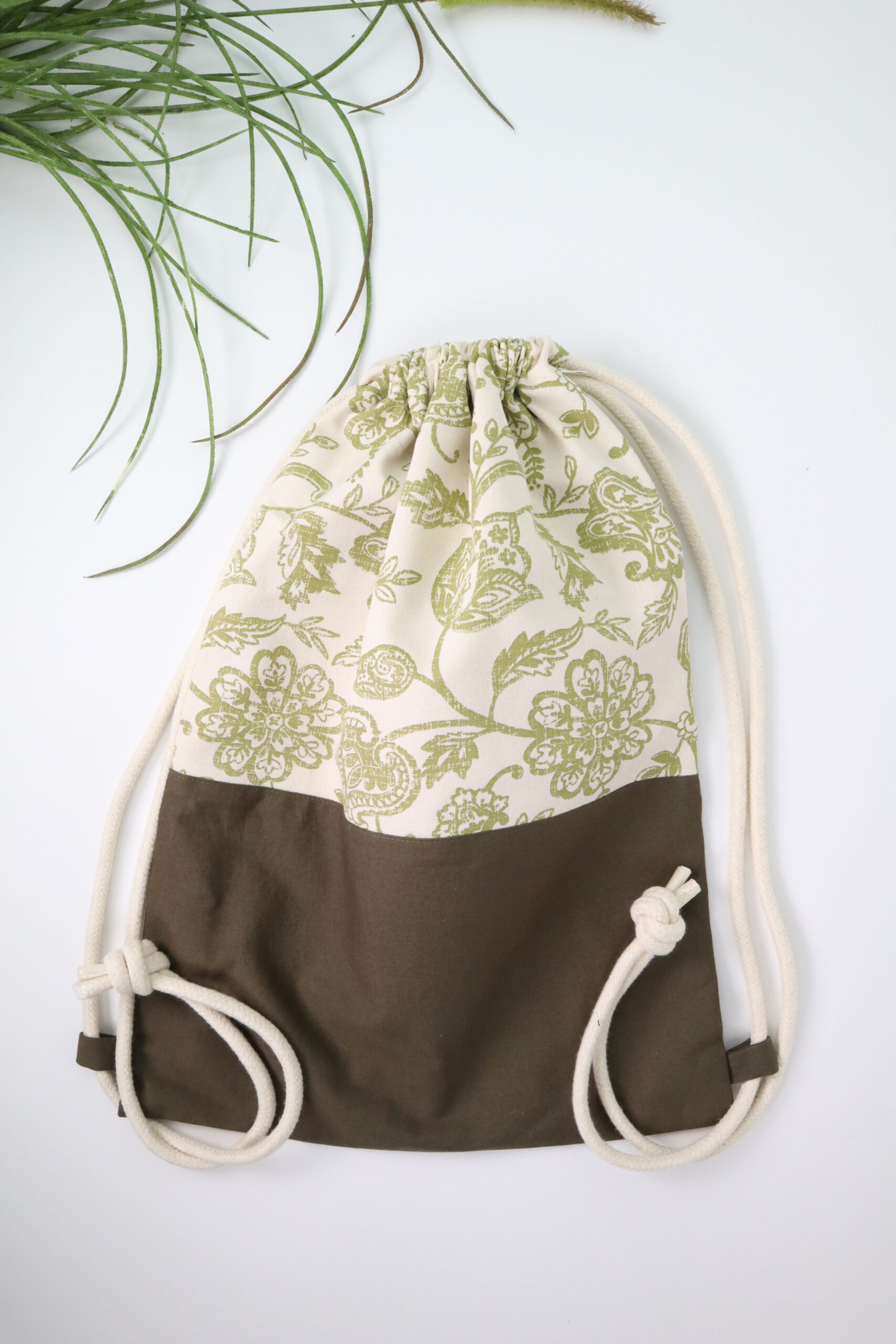 Beutel, Tasche, Beutelrucksack, Rucksackbeutel, Stoffbeutel, Turnbeutel, Turnsack, Turnsackerl, bequem, stoff, textil, upcycling, stofftasche, einkaufstasche, modisch, modern, mode, trend, grün, muster, khaki, oliv, olive, olivgrün,