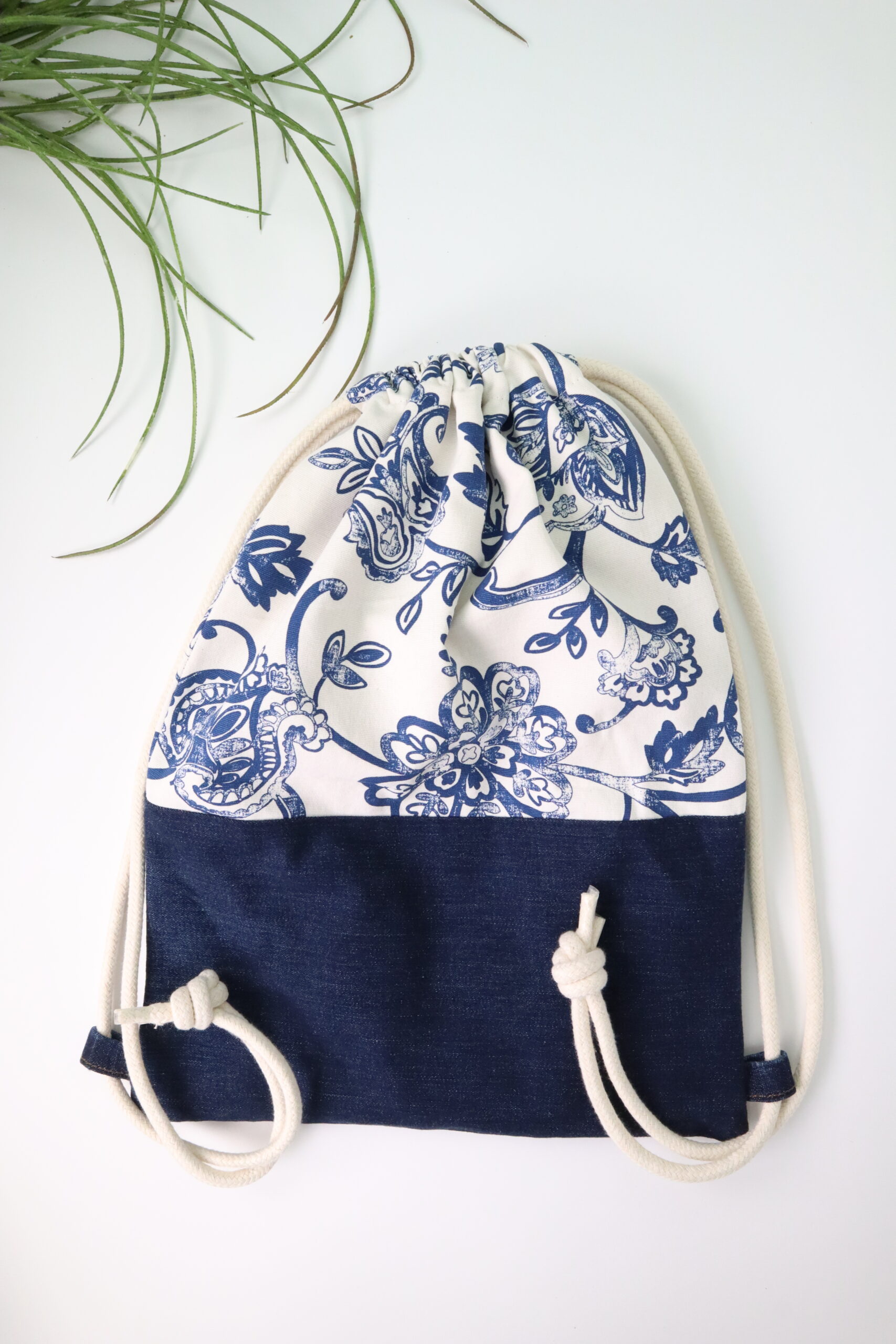 Beutel, Tasche, Beutelrucksack, Rucksackbeutel, Stoffbeutel, Turnbeutel, Turnsack, Turnsackerl, bequem, stoff, textil, upcycling, stofftasche, einkaufstasche, modisch, modern, mode, trend, grün, muster, blau, floral, blume, muster, jean, jeans, indigo, blue, blaues, blume, tulpe,