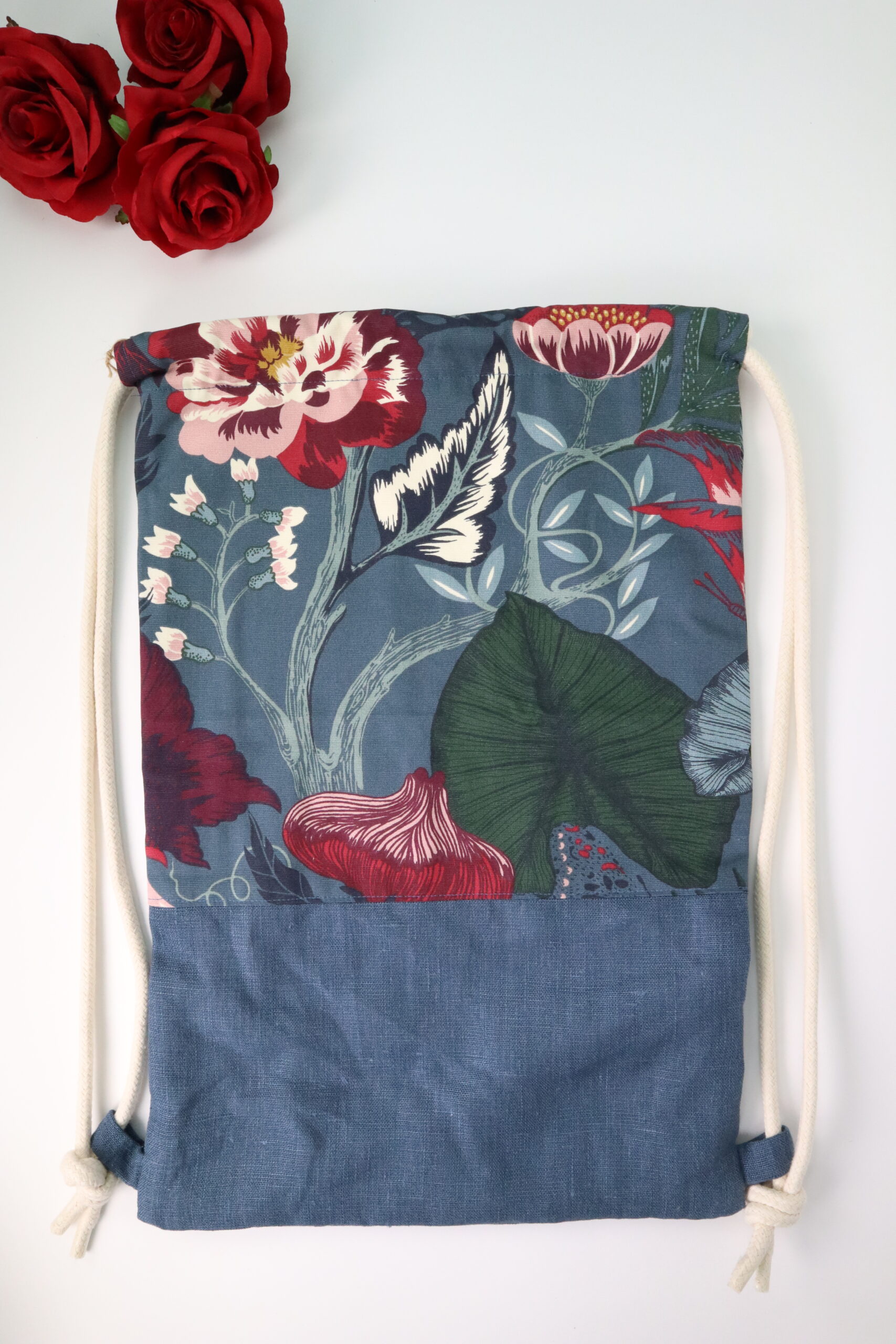 Beutel, Tasche, Beutelrucksack, Rucksackbeutel, Stoffbeutel, Turnbeutel, Turnsack, Turnsackerl, bequem, stoff, textil, upcycling, stofftasche, einkaufstasche, modisch, modern, mode, trend, grün, muster, blau, floral, blume, muster, jean, jeans, indigo, blue, blaues, blume, tulpe, rose, rosa, rot, lieblich, liebe, verspielt, blätter, filigran, feines muster