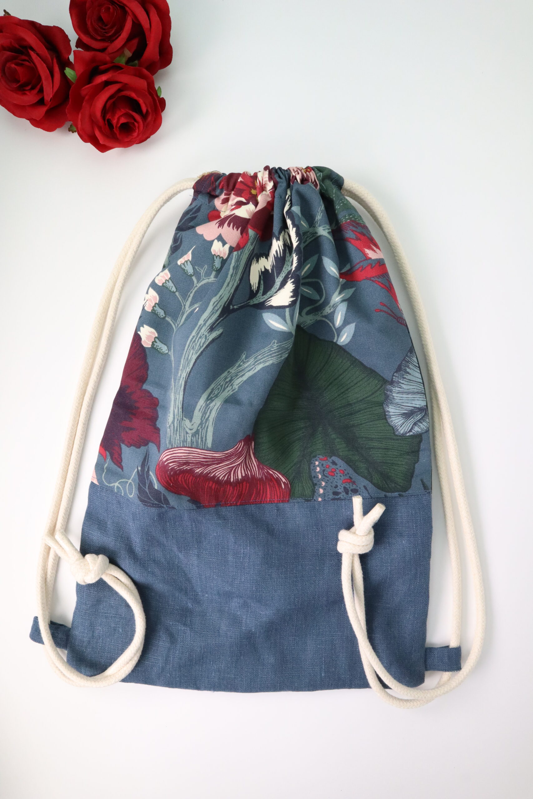 Beutel, Tasche, Beutelrucksack, Rucksackbeutel, Stoffbeutel, Turnbeutel, Turnsack, Turnsackerl, bequem, stoff, textil, upcycling, stofftasche, einkaufstasche, modisch, modern, mode, trend, grün, muster, blau, floral, blume, muster, jean, jeans, indigo, blue, blaues, blume, tulpe, rose, rosa, rot, lieblich, liebe, verspielt, blätter, filigran, feines muster