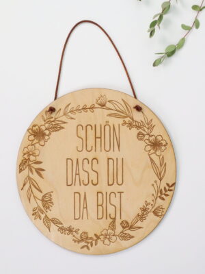 Schild, holzschild, rund, rundes, deko, hänger, hängeschild, holzschild, laser, gelaster, floral, schrift, geschenk, mitbringsel, liebe menschen, kleines geschenk, laserschild, dekohänger, wandhänger, türhänger, türkranz, türdeko, wanddeko, bild, modern, modernes, trend, 2022, willkommen, herzlich, eingang, türe, tür, begrüßung, türschild