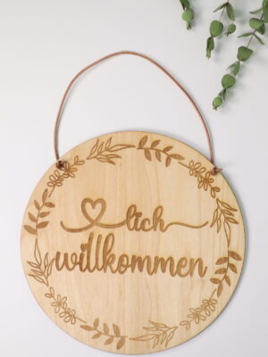 Schild, holzschild, rund, rundes, deko, hänger, hängeschild, holzschild, laser, gelaster, floral, schrift, geschenk, mitbringsel, liebe menschen, kleines geschenk, laserschild, dekohänger, wandhänger, türhänger, türkranz, türdeko, wanddeko, bild, modern, modernes, trend, 2022, willkommen, herzlich, eingang, türe, tür, begrüßung, türschild