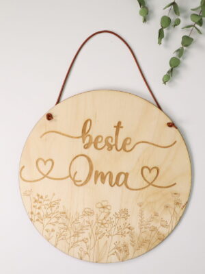 Schild, holzschild, rund, rundes, deko, hänger, hängeschild, holzschild, laser, gelaster, floral, schrift, geschenk, mitbringsel, liebe menschen, kleines geschenk, laserschild, dekohänger, wandhänger, türhänger, türkranz, türdeko, wanddeko, bild, modern, modernes, trend, 2022, oma, omi, omimim, großmutter, grossmutter, beste, beste oma, mama, enkel, urenkel, enkelgeschenk, geschenk von enkel,