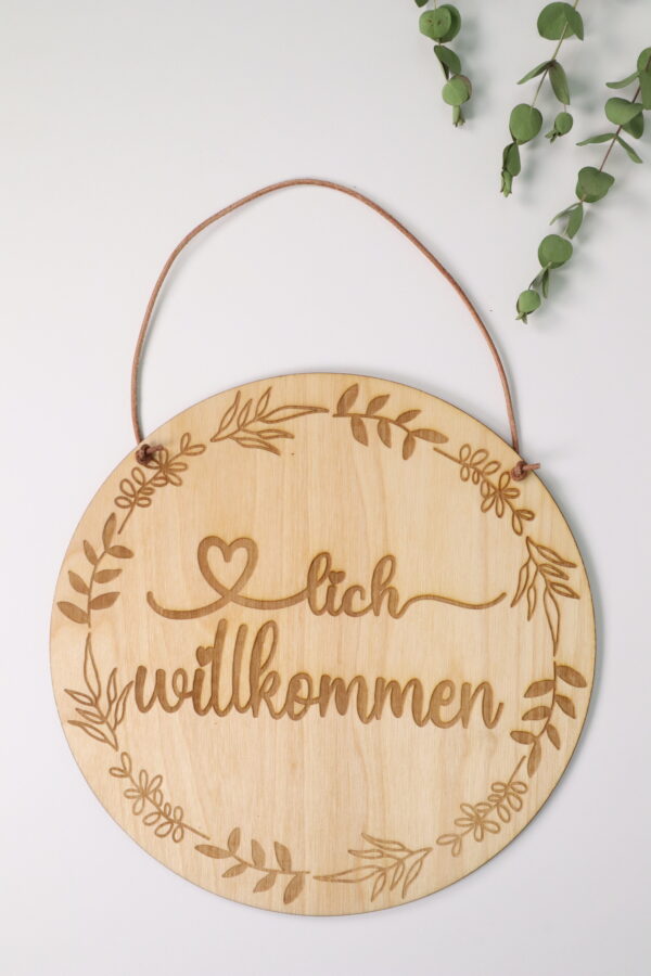 Schild, holzschild, rund, rundes, deko, hänger, hängeschild, holzschild, laser, gelaster, floral, schrift, geschenk, mitbringsel, liebe menschen, kleines geschenk, laserschild, dekohänger, wandhänger, türhänger, türkranz, türdeko, wanddeko, bild, modern, modernes, trend, 2022, willkommen, herzlich, eingang, türe, tür, begrüßung, türschild