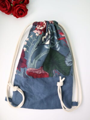 Beutel, Tasche, Beutelrucksack, Rucksackbeutel, Stoffbeutel, Turnbeutel, Turnsack, Turnsackerl, bequem, stoff, textil, upcycling, stofftasche, einkaufstasche, modisch, modern, mode, trend, grün, muster, blau, floral, blume, muster, jean, jeans, indigo, blue, blaues, blume, tulpe, rose, rosa, rot, lieblich, liebe, verspielt, blätter, filigran, feines muster