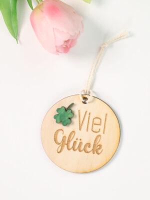 Schild, geburtstag, happy, birthday, gebut, bunt, lichterkette, holz, laser, gelasert, laserstück, rund, anhänger, paket, geschenk, glück, viel glück, klee, kleeblatt, glücksbringer