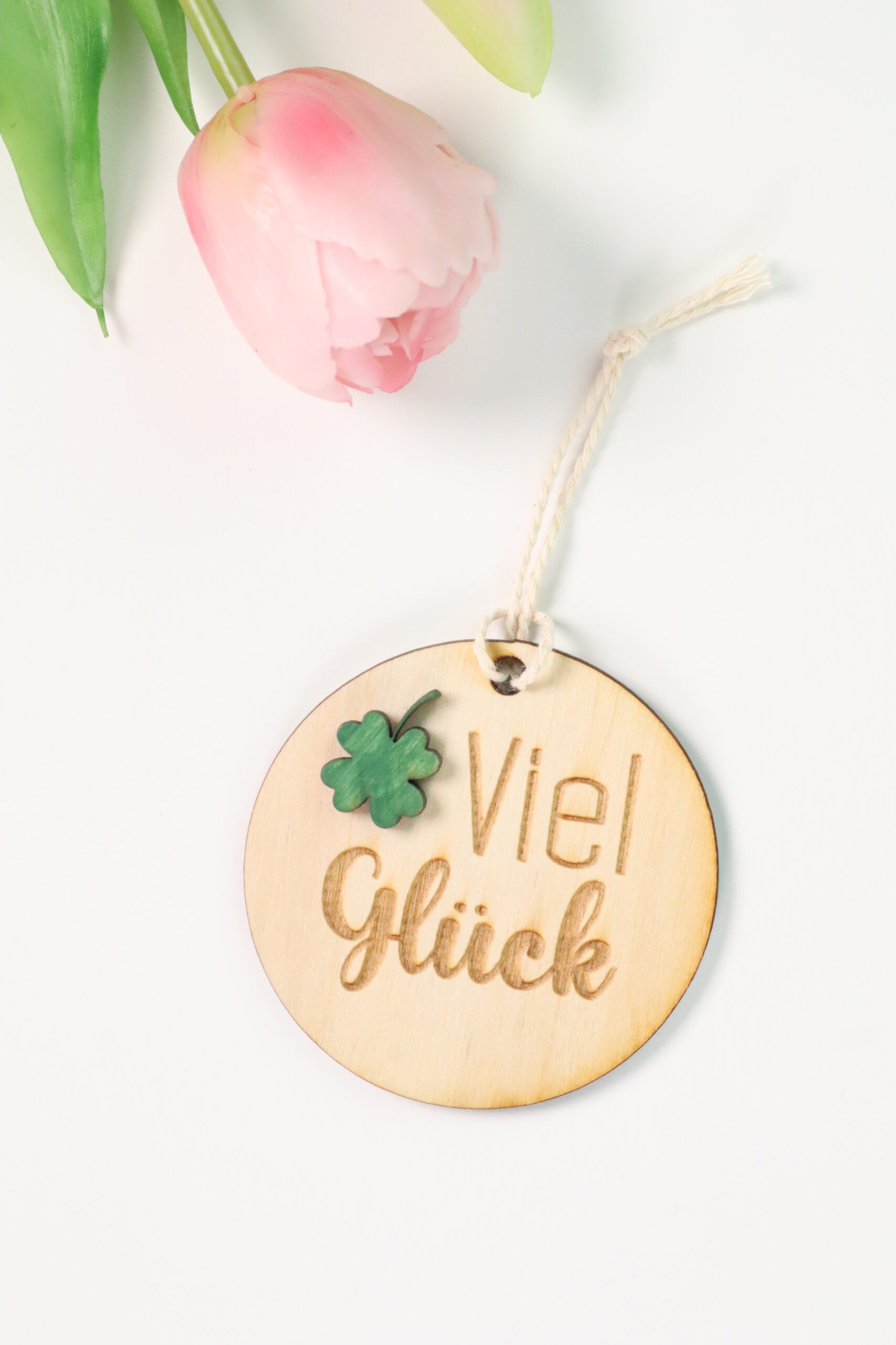 Schild, geburtstag, happy, birthday, gebut, bunt, lichterkette, holz, laser, gelasert, laserstück, rund, anhänger, paket, geschenk, glück, viel glück, klee, kleeblatt, glücksbringer