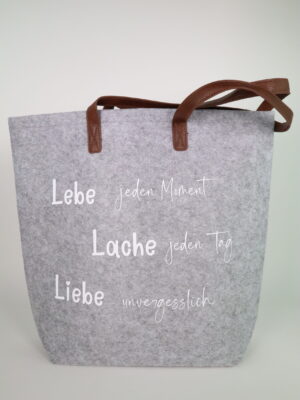 Tasche, lebe, lache, liebe, tag, jeden, einkaufen, einkaufstasche, groß, große, shopper, shopping, filz, grau, hellgrau, geschenk, qoute, ermunterung, cool, modern, trend, spruch, sprüche, spruchtasche