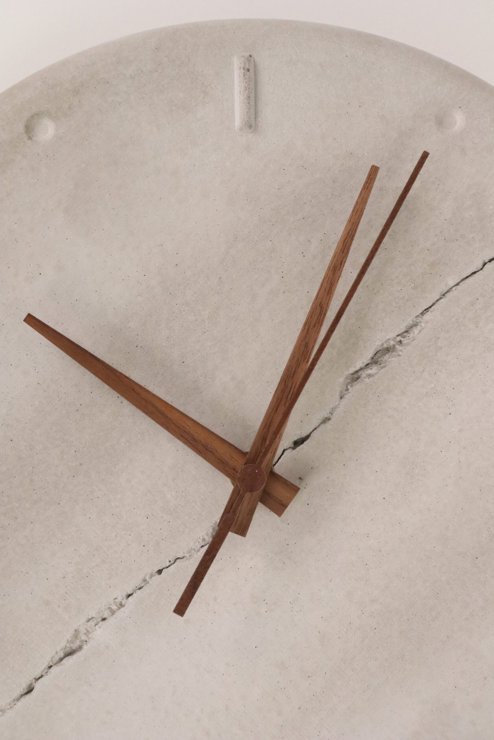 Uhr, deko, beton, home, haus, zuhause, wanduhr, betonuhr, dekoration, innenausstattung, modern, trend, modisch, cool, grau, industrie, industrial, einzigartig, ungewöhnlich, wohnzimmer, zimmer, coole, design, moderne, modernes, trendig, zeiger, zeigern, zahlen, ziffern, trenduhr, uhrtrend, uhrentrend