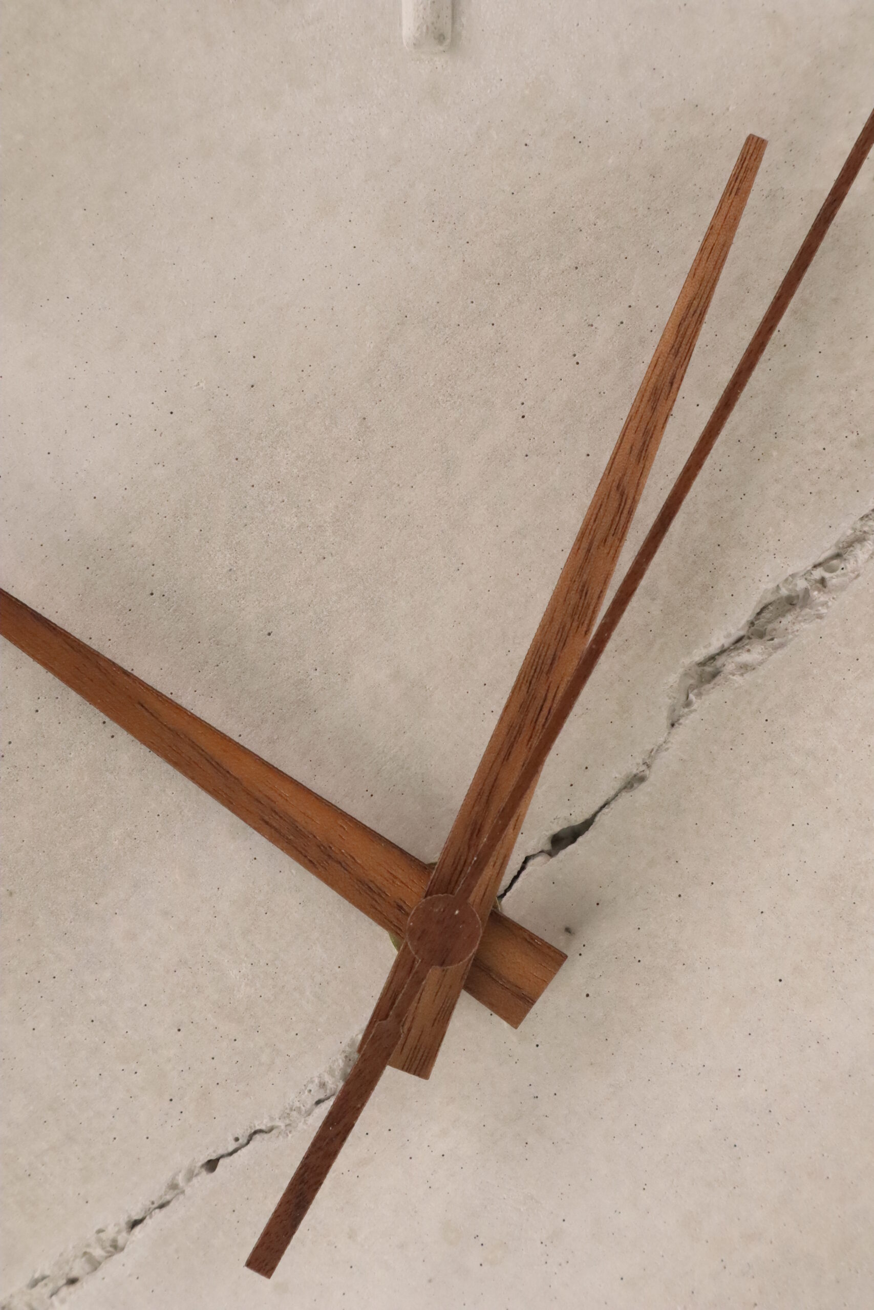 Uhr, deko, beton, home, haus, zuhause, wanduhr, betonuhr, dekoration, innenausstattung, modern, trend, modisch, cool, grau, industrie, industrial, einzigartig, ungewöhnlich, wohnzimmer, zimmer, coole, design, moderne, modernes, trendig, zeiger, zeigern, zahlen, ziffern, trenduhr, uhrtrend, uhrentrend