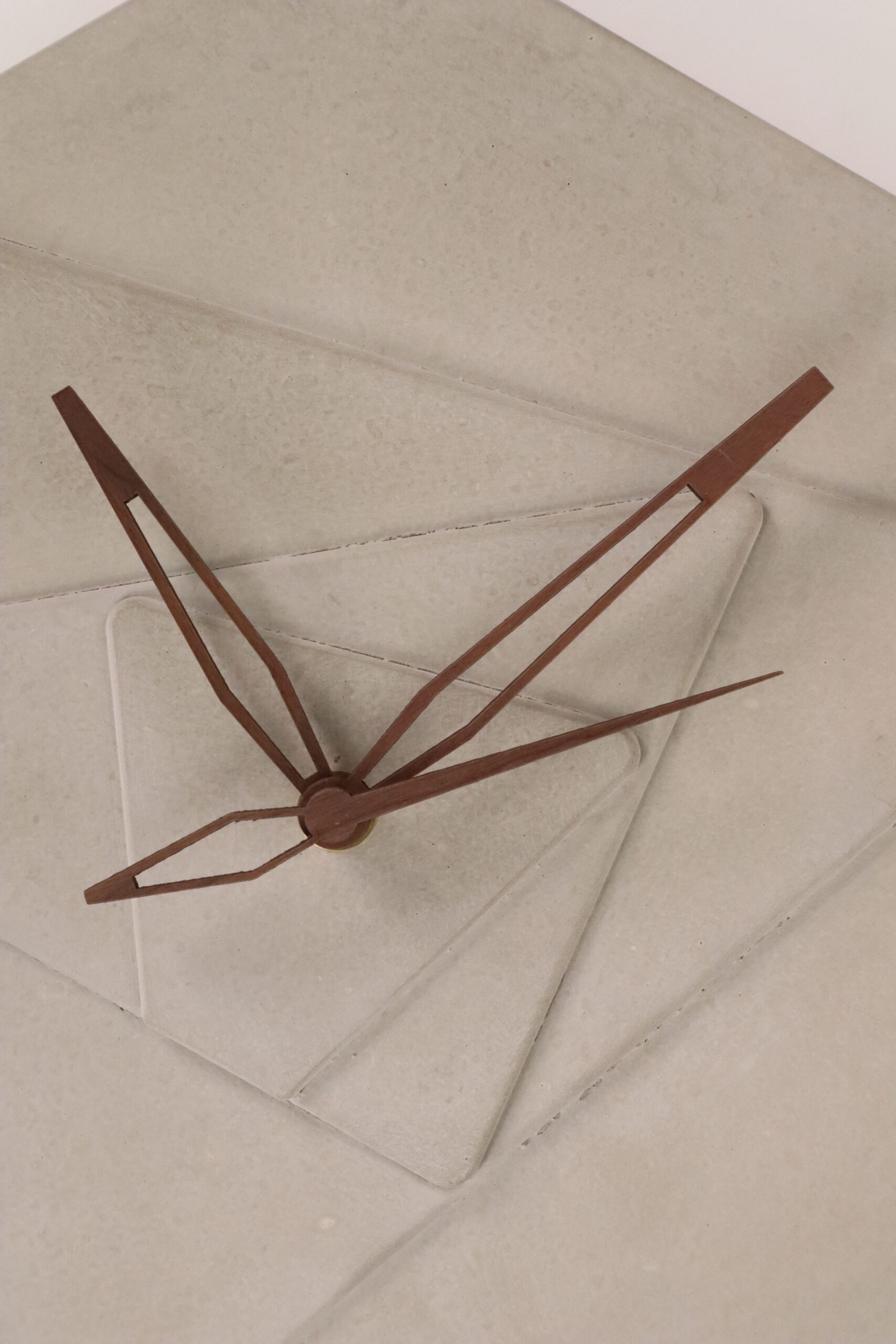 Uhr, deko, beton, home, haus, zuhause, wanduhr, betonuhr, dekoration, innenausstattung, modern, trend, modisch, cool, grau, industrie, industrial, einzigartig, ungewöhnlich, wohnzimmer, zimmer, coole, design, moderne, modernes, trendig, zeiger, zeigern, zahlen, ziffern, trenduhr, uhrtrend, uhrentrend