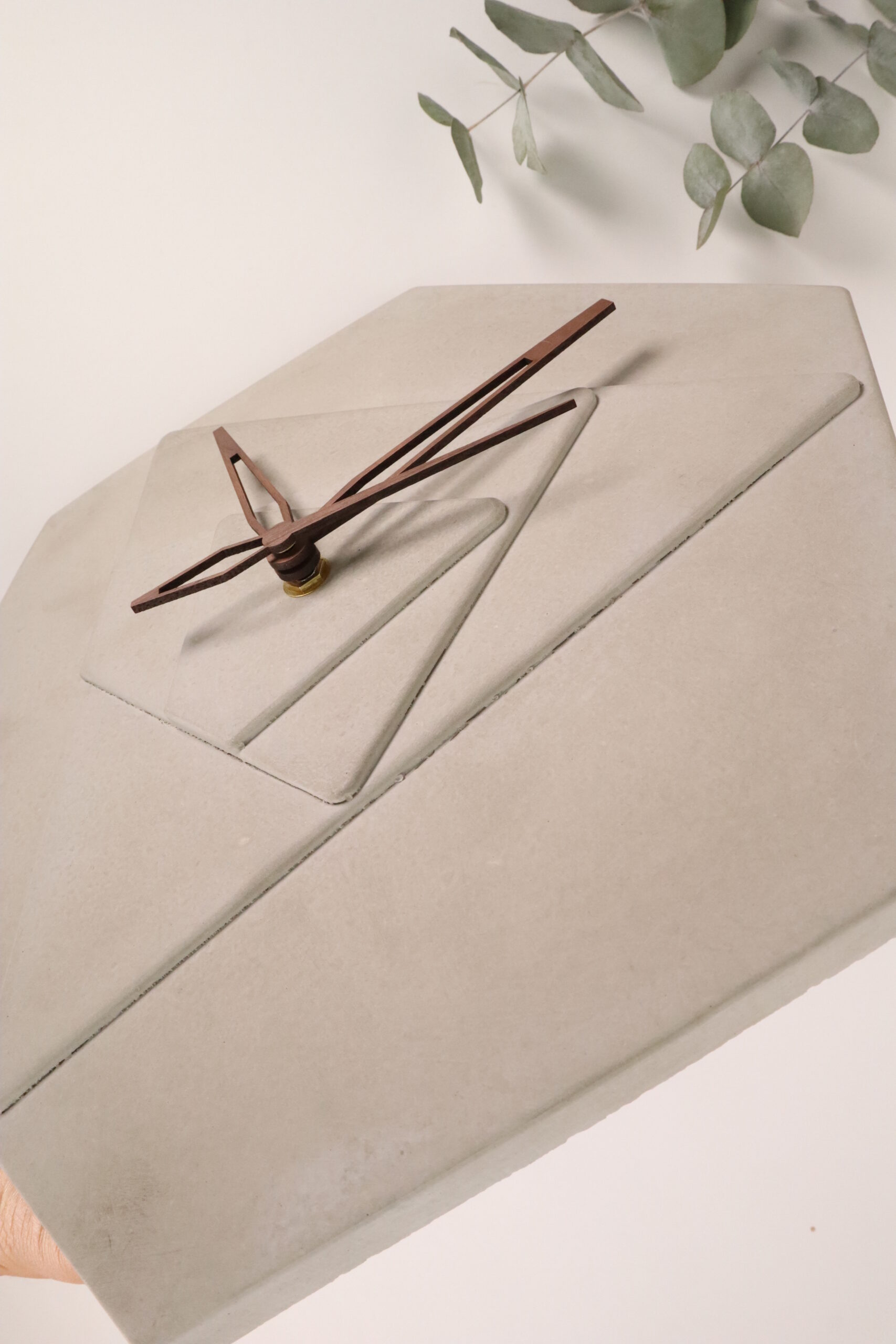 Uhr, deko, beton, home, haus, zuhause, wanduhr, betonuhr, dekoration, innenausstattung, modern, trend, modisch, cool, grau, industrie, industrial, einzigartig, ungewöhnlich, wohnzimmer, zimmer, coole, design, moderne, modernes, trendig, zeiger, zeigern, zahlen, ziffern, trenduhr, uhrtrend, uhrentrend