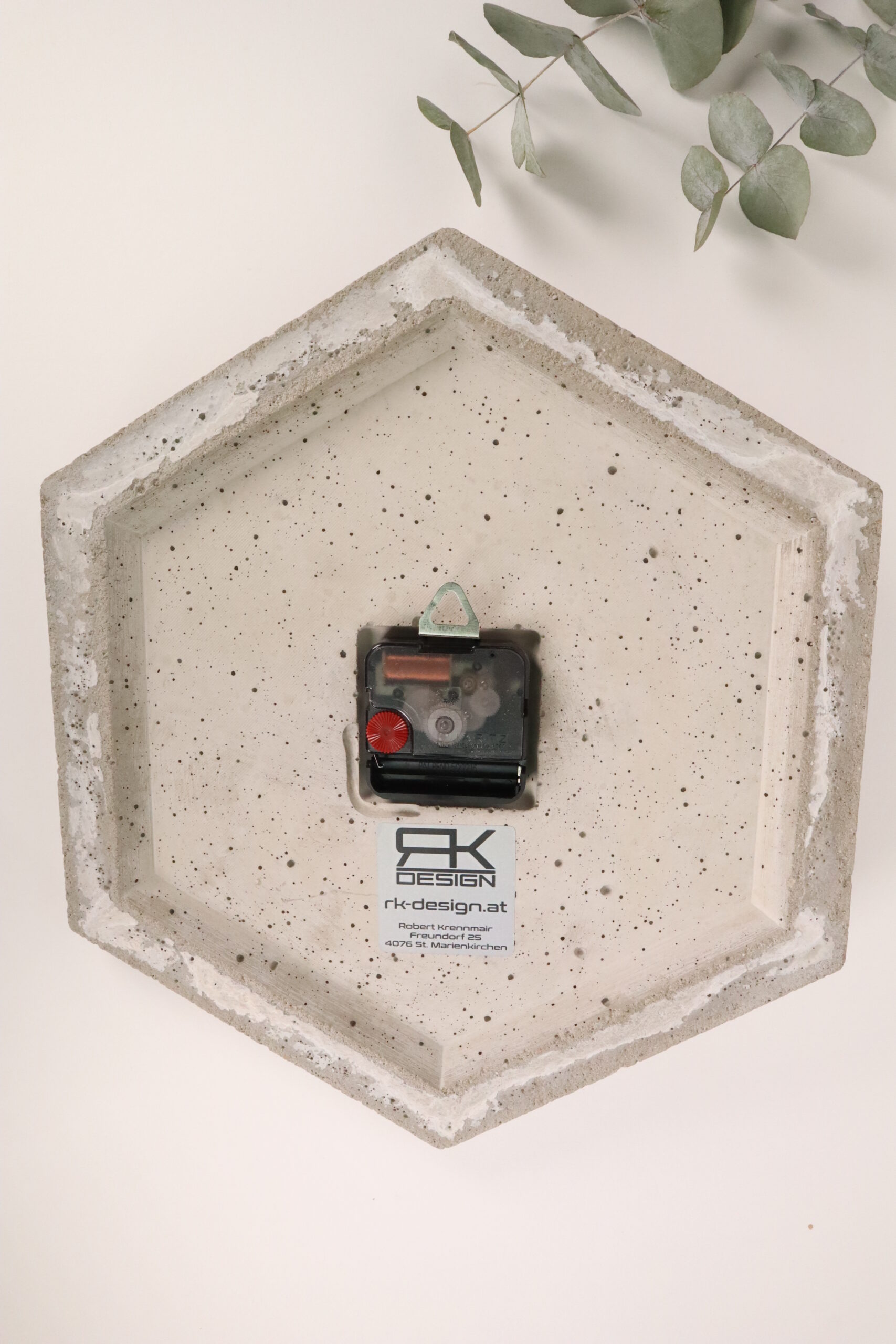 Uhr, deko, beton, home, haus, zuhause, wanduhr, betonuhr, dekoration, innenausstattung, modern, trend, modisch, cool, grau, industrie, industrial, einzigartig, ungewöhnlich, wohnzimmer, zimmer, coole, design, moderne, modernes, trendig, zeiger, zeigern, zahlen, ziffern, trenduhr, uhrtrend, uhrentrend