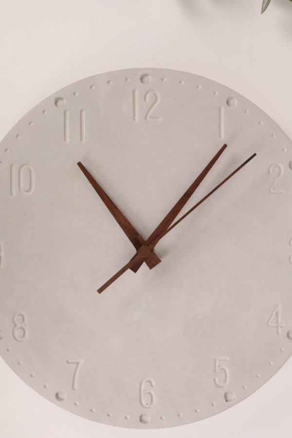 Uhr, deko, beton, home, haus, zuhause, wanduhr, betonuhr, dekoration, innenausstattung, modern, trend, modisch, cool, grau, industrie, industrial, einzigartig, ungewöhnlich, wohnzimmer, zimmer, coole, design, moderne, modernes, trendig, zeiger, zeigern, zahlen, ziffern, trenduhr, uhrtrend, uhrentrend