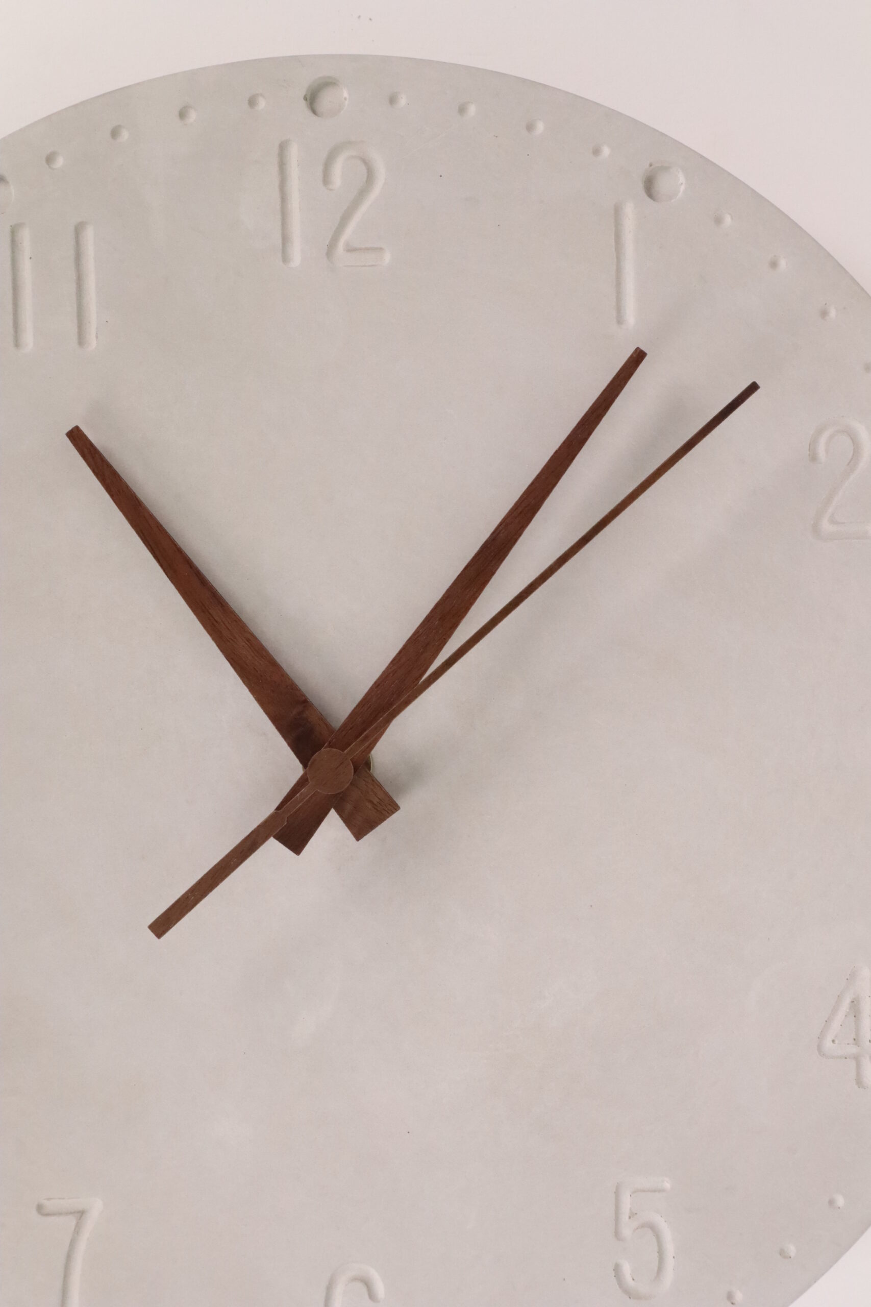 Uhr, deko, beton, home, haus, zuhause, wanduhr, betonuhr, dekoration, innenausstattung, modern, trend, modisch, cool, grau, industrie, industrial, einzigartig, ungewöhnlich, wohnzimmer, zimmer, coole, design, moderne, modernes, trendig, zeiger, zeigern, zahlen, ziffern, trenduhr, uhrtrend, uhrentrend