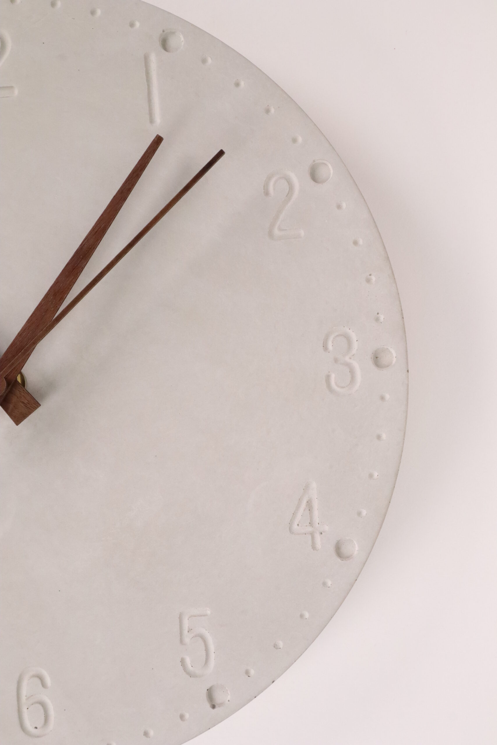 Uhr, deko, beton, home, haus, zuhause, wanduhr, betonuhr, dekoration, innenausstattung, modern, trend, modisch, cool, grau, industrie, industrial, einzigartig, ungewöhnlich, wohnzimmer, zimmer, coole, design, moderne, modernes, trendig, zeiger, zeigern, zahlen, ziffern, trenduhr, uhrtrend, uhrentrend